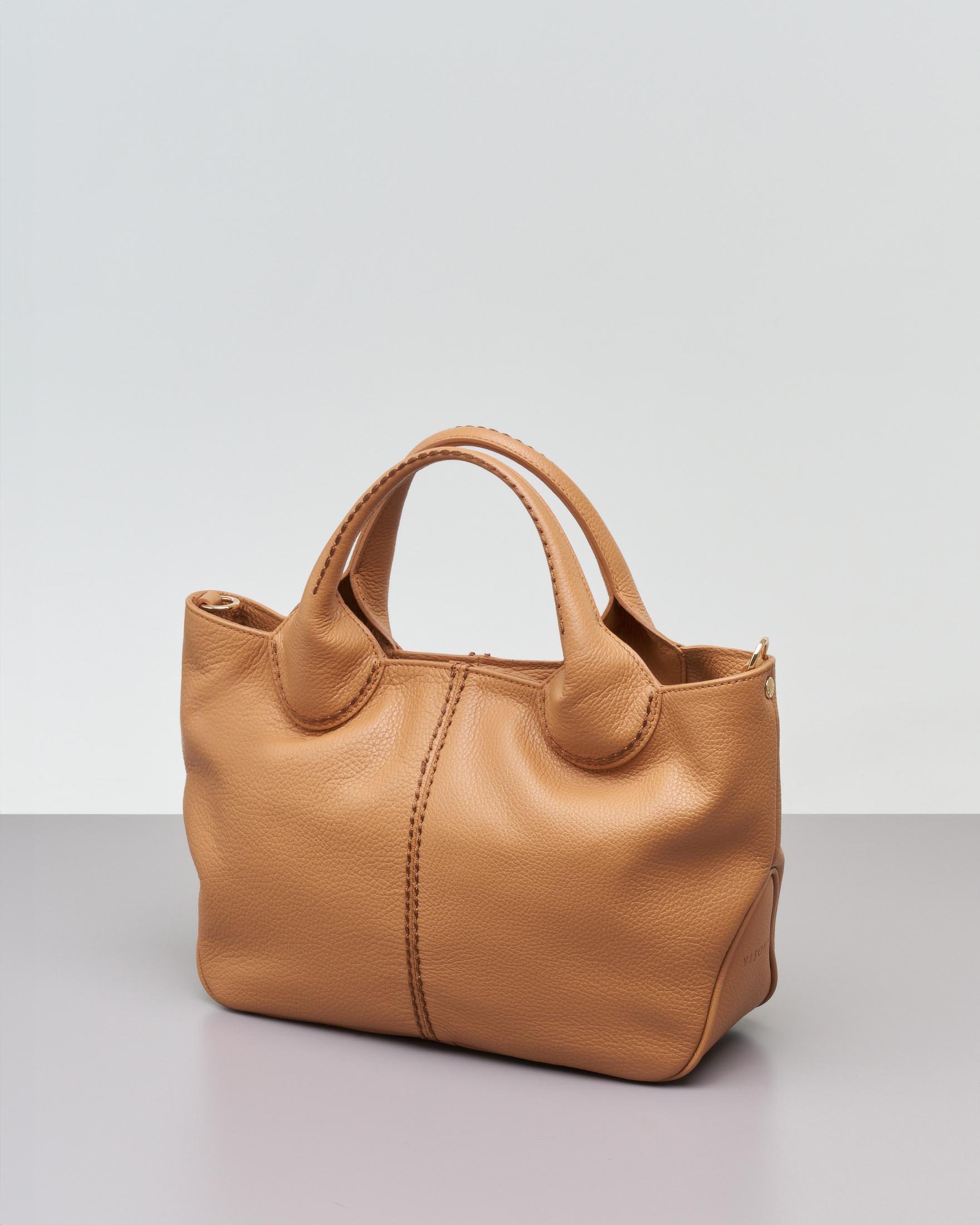 Tote bag misura piccola color cammello in pelle martellata con impunture a contrasto