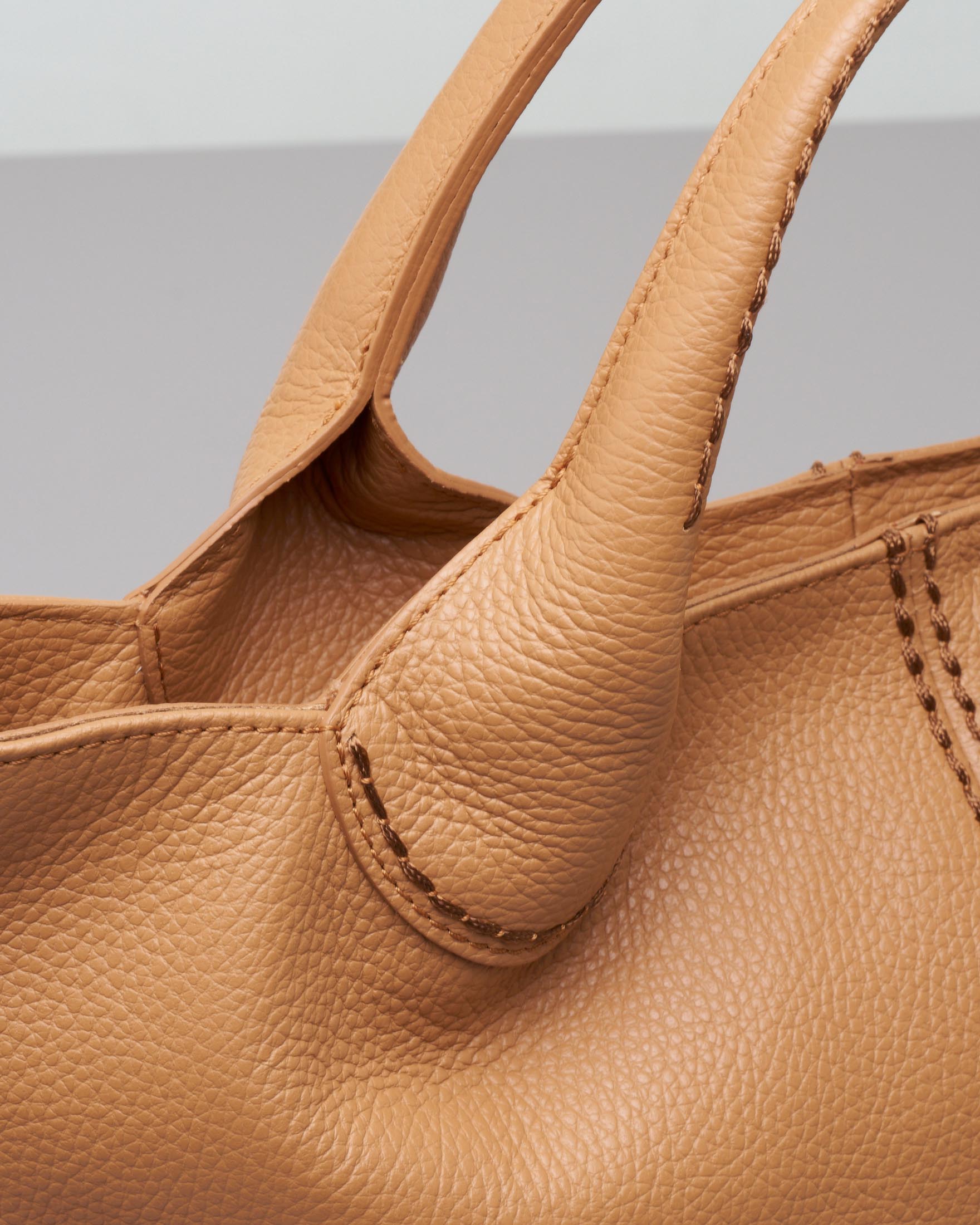 Tote bag misura piccola color cammello in pelle martellata con impunture a contrasto image