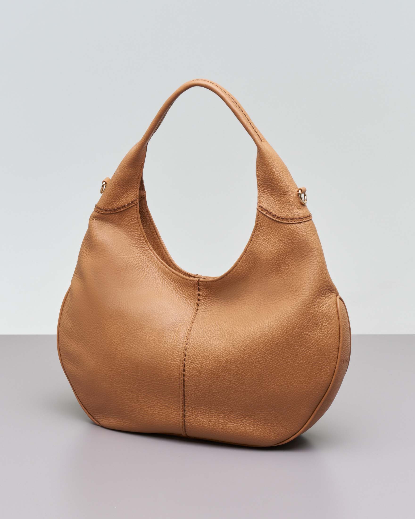 Borsa a spalla color cammello in pelle martellata con impunture a contrasto