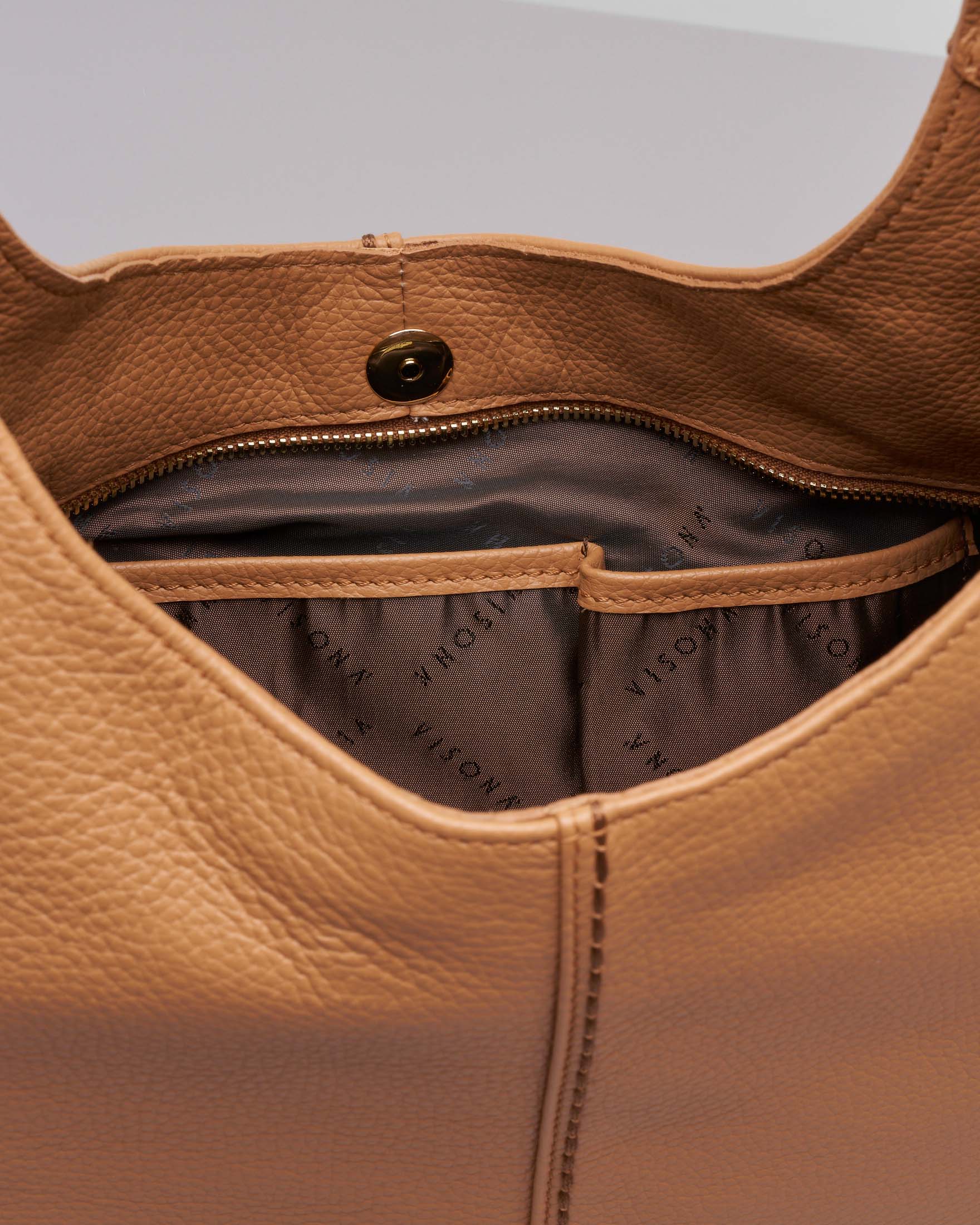 Borsa a spalla color cammello in pelle martellata con impunture a contrasto