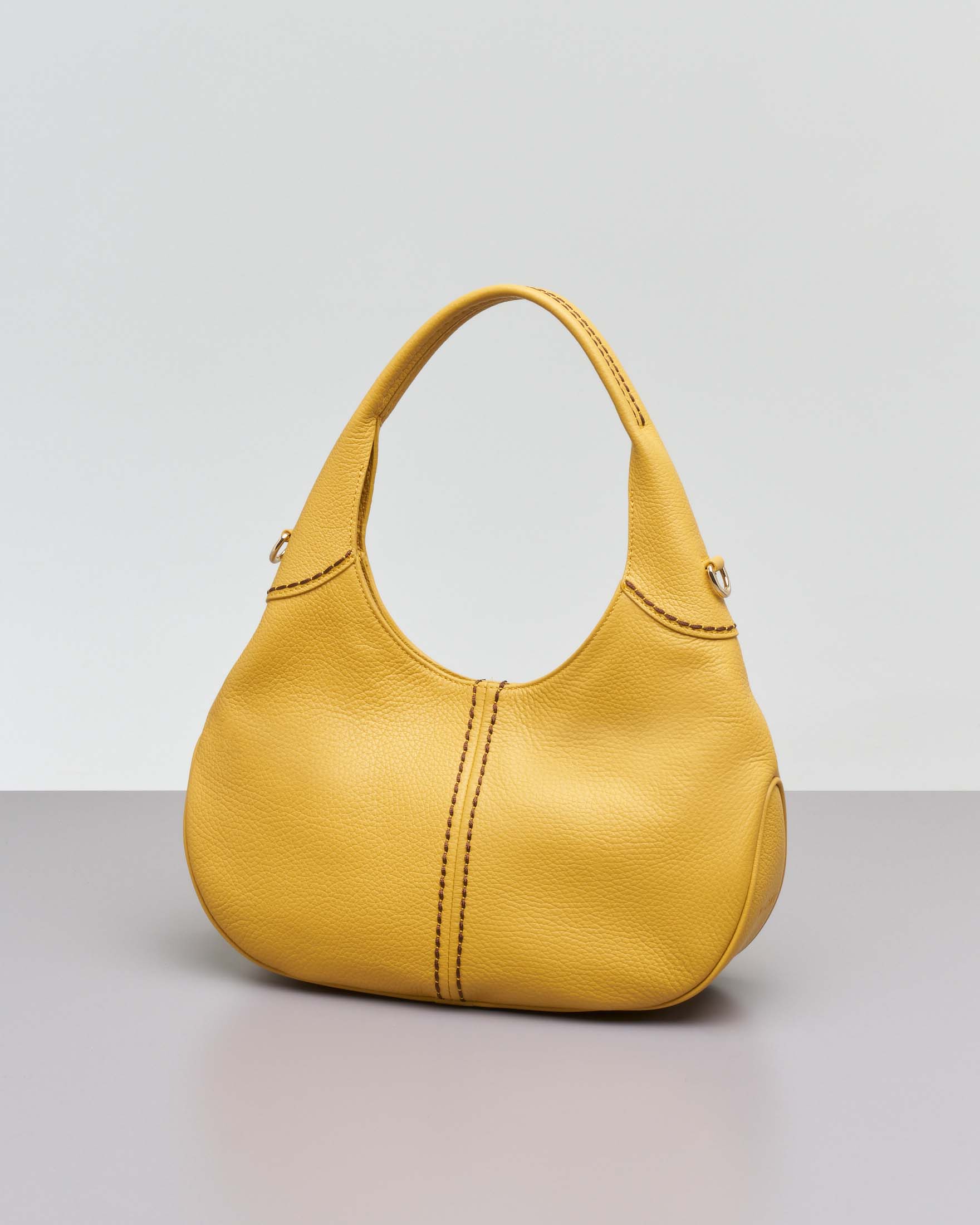 Borsa a spalla gialla misura piccola in pelle martellata con impunture a contrasto