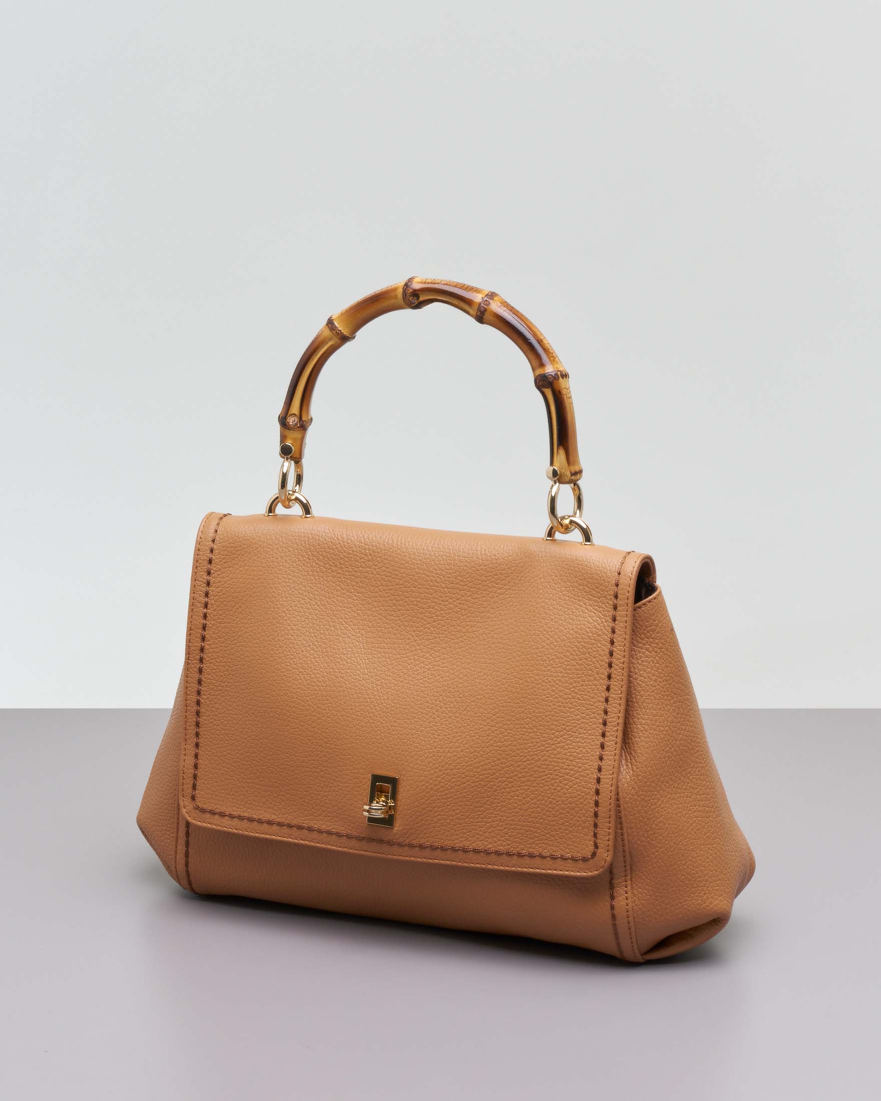 Borsa a mano color cammello in pelle martellata con patta e manico in bamboo