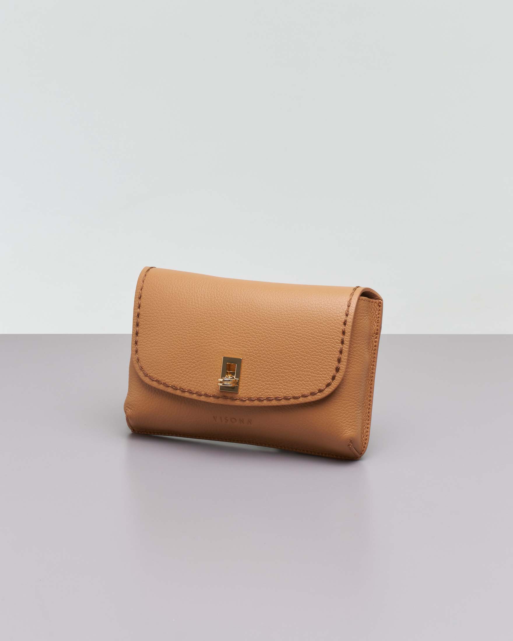 Pochette color cammello in pelle martellata con chiusura a girello e tracolla removibile