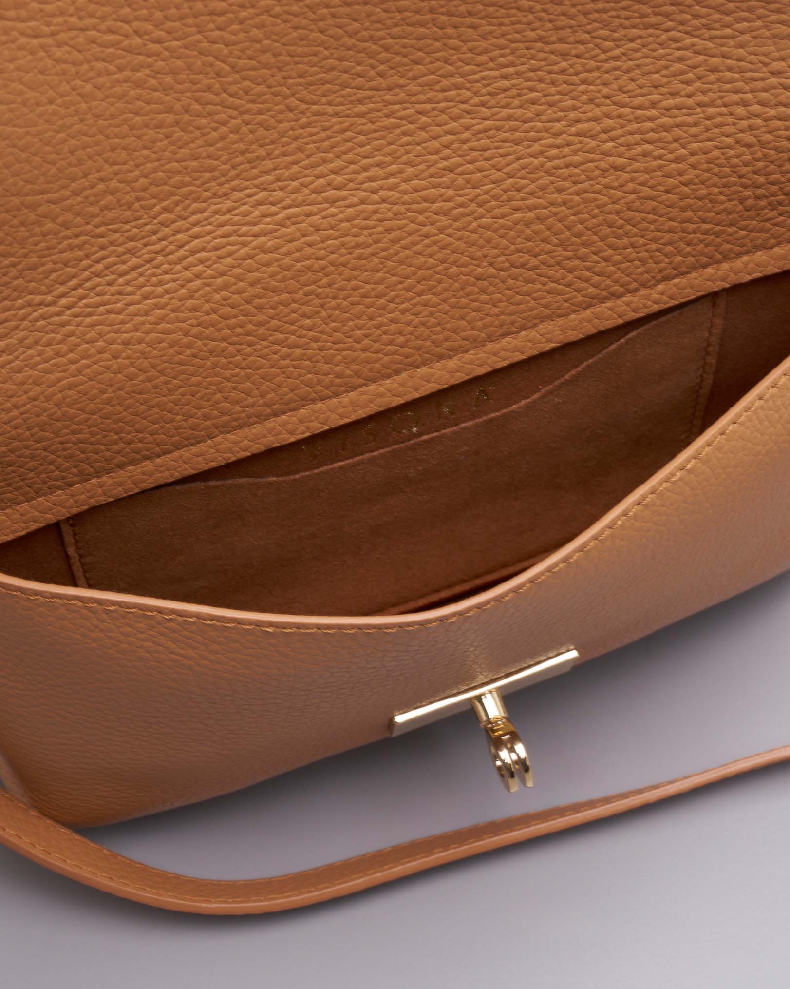 Pochette color cammello in pelle martellata con chiusura a girello e tracolla removibile image