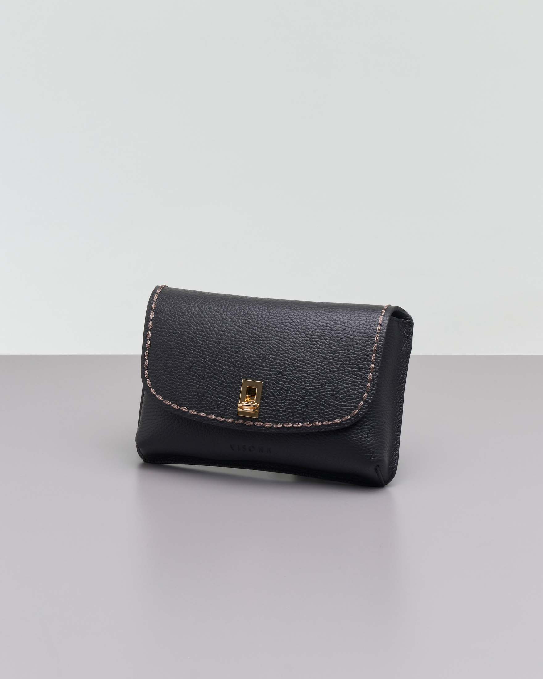 Pochette nera in pelle martellata con chiusura a girello e tracolla removibile