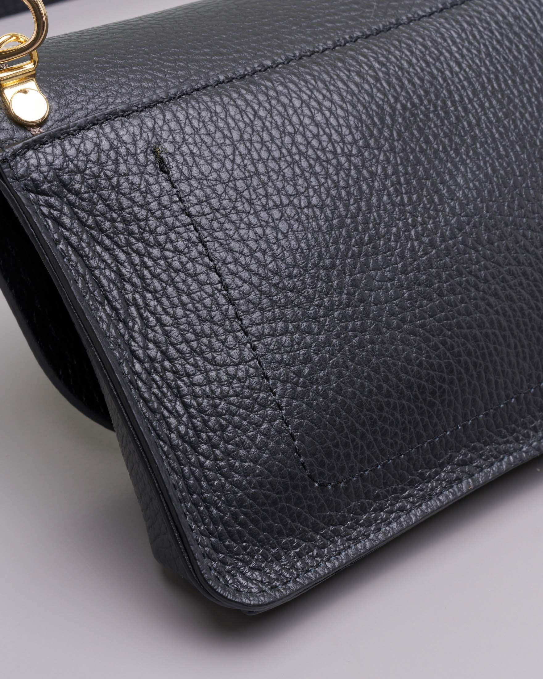 Pochette nera in pelle martellata con chiusura a girello e