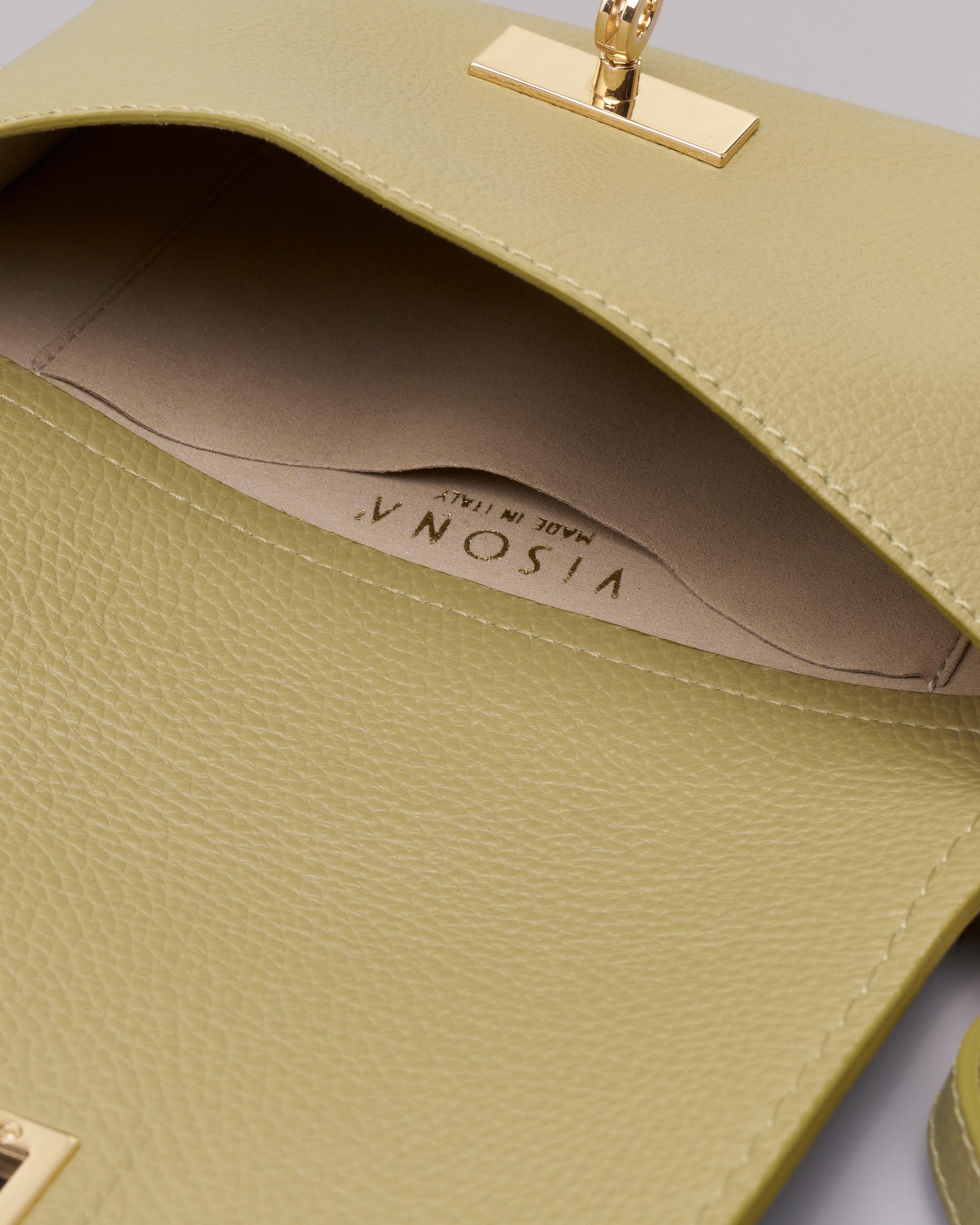 Pochette verde oliva in pelle martellata con chiusura a girello e tracolla removibile image