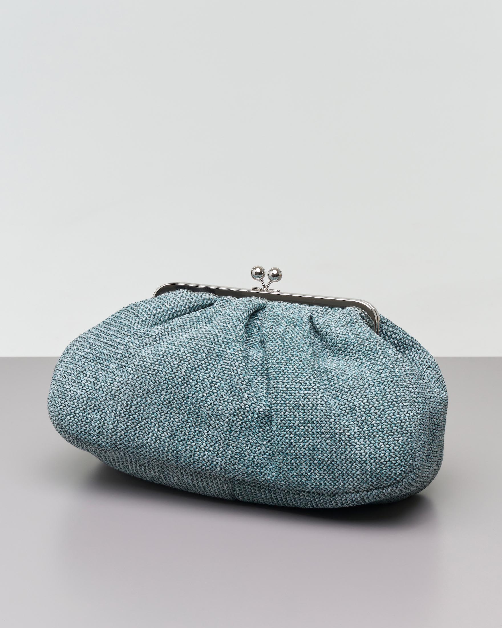 Clutch azzurro cielo in tessuto intrecciato effetto rafia con chiusura in metallo a sfere a scatto