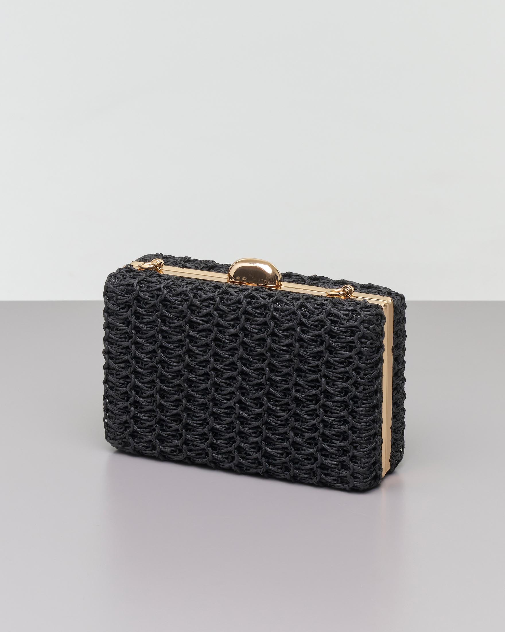 Clutch rigida in raffia nera con catena corta in resina beige removibile