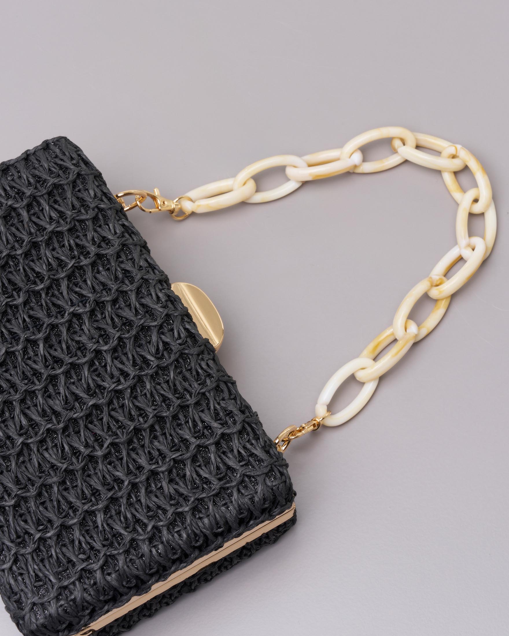 Clutch rigida in raffia nera con catena corta in resina beige removibile image