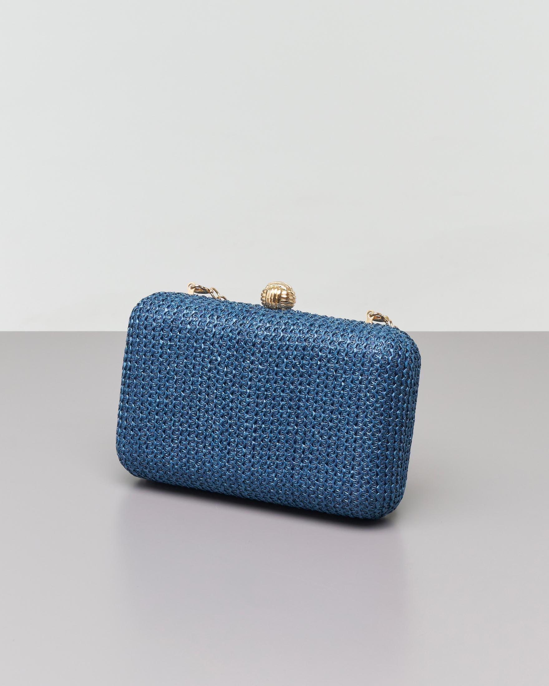 Clutch rigida color avio in raffia a motivo a rete con chiusura a scatto a sfera lavorata e tracolla catena in resina