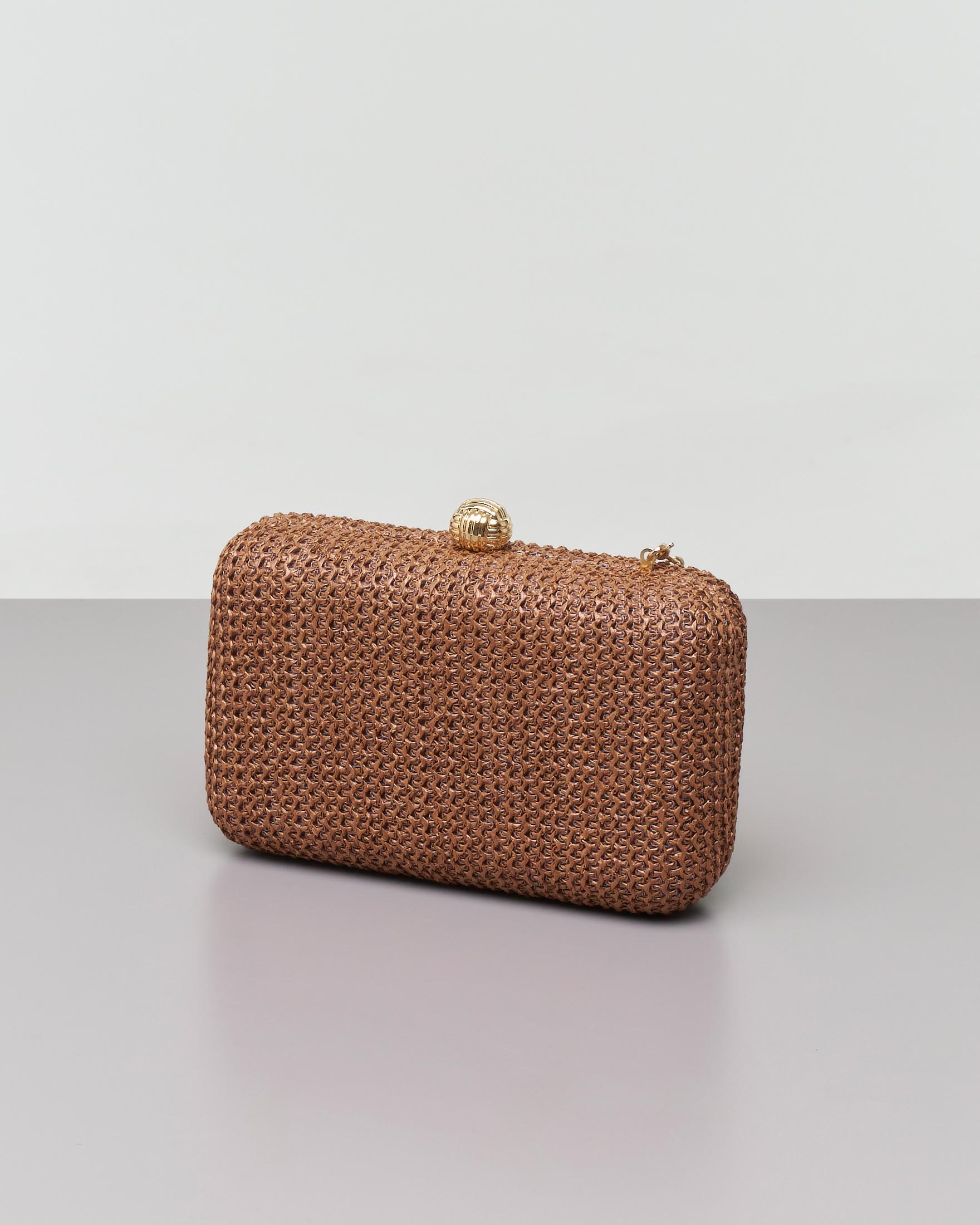 Clutch rigida color moka in raffia a motivo a rete con chiusura a scatto a sfera lavorata e tracolla catena in resina