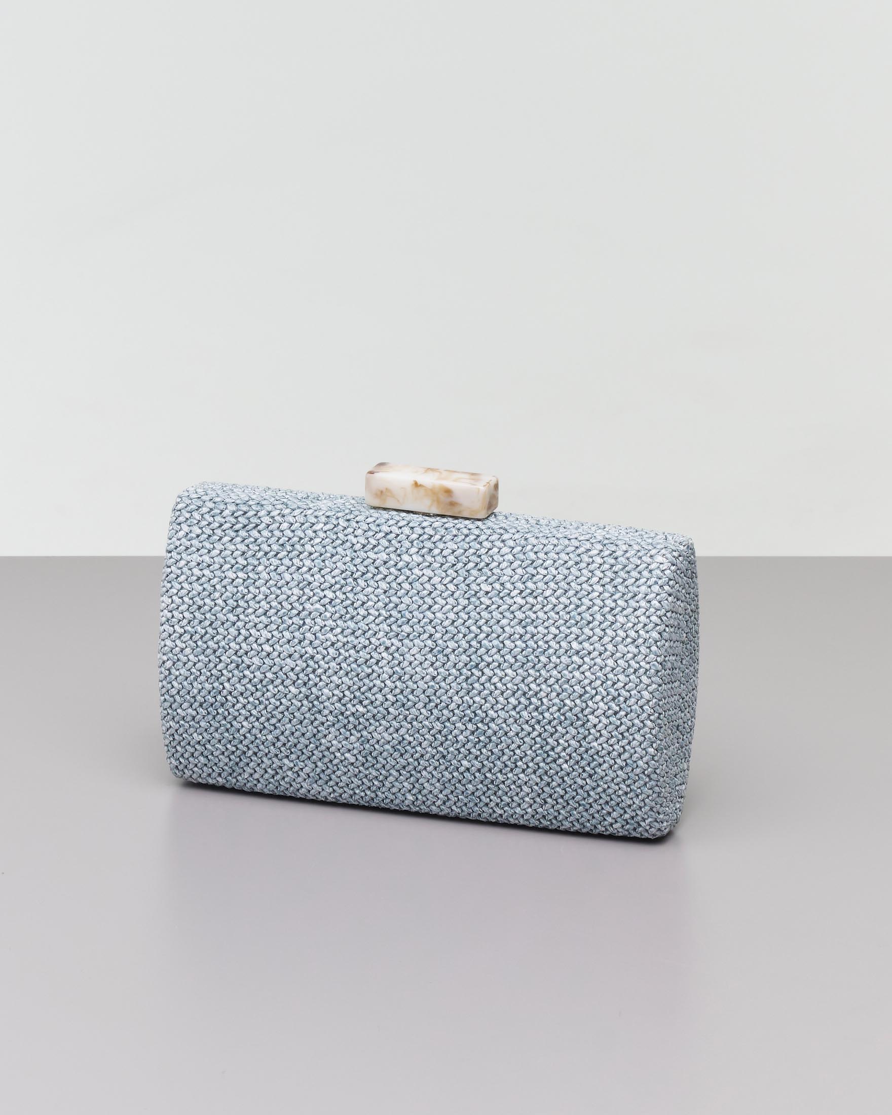 Clutch rigida azzurro cielo in raffia con chiusura a scatto in resina effetto marmo e tracolla catena