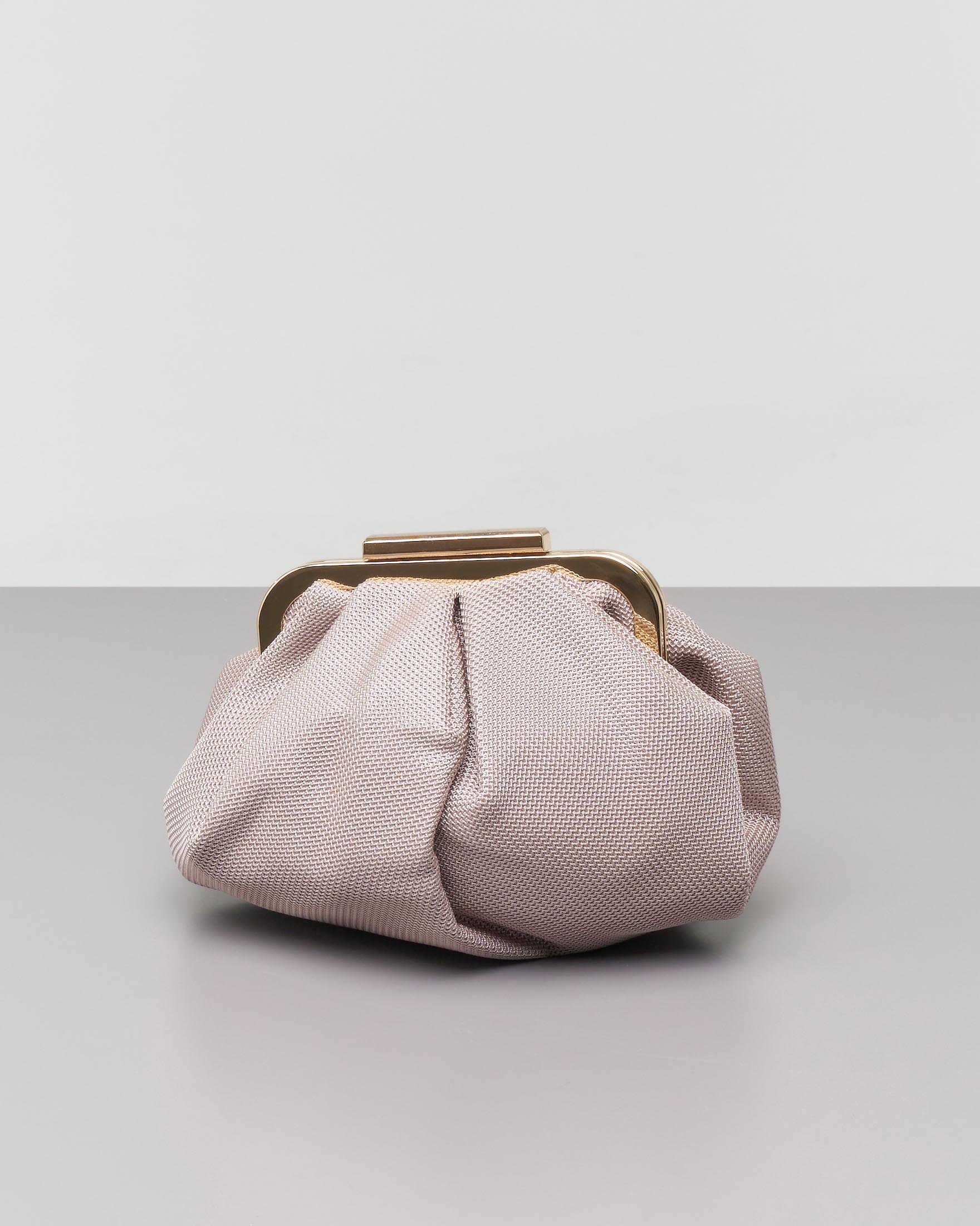 Clutch in tessuto color sabbia lavorato a rete con pieghe e