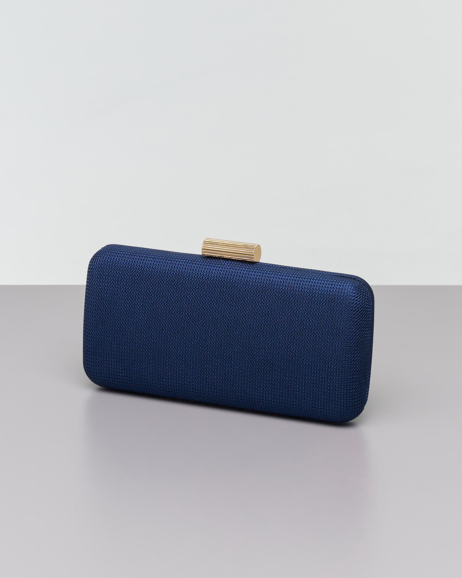 Clutch rigida blu in tessuto lavorato a micro rete con chiusura a scatto tubolare in metallo dorato
