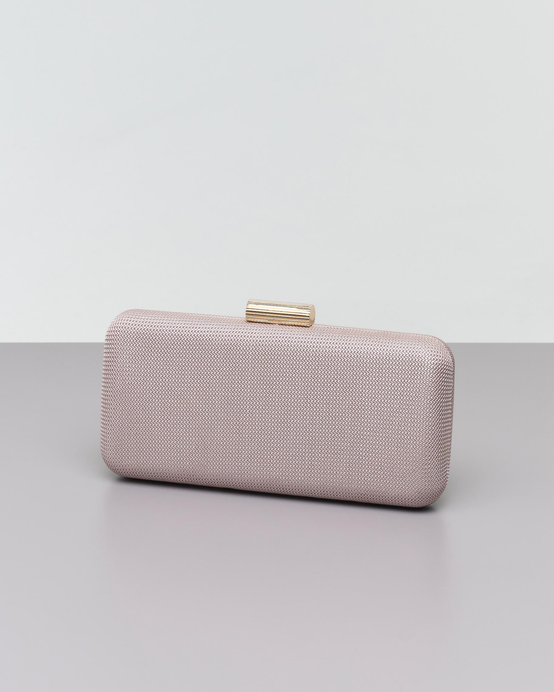 Clutch rigida color sabbia in tessuto lavorato a micro rete con chiusura a scatto tubolare in metallo dorato