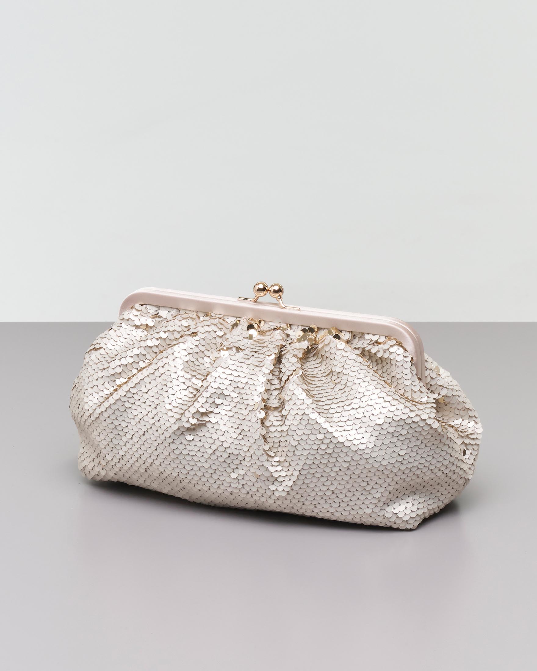Clutch rivestita in paillettes reversibili color sabbia e oro con chiusura in metallo tono su tono