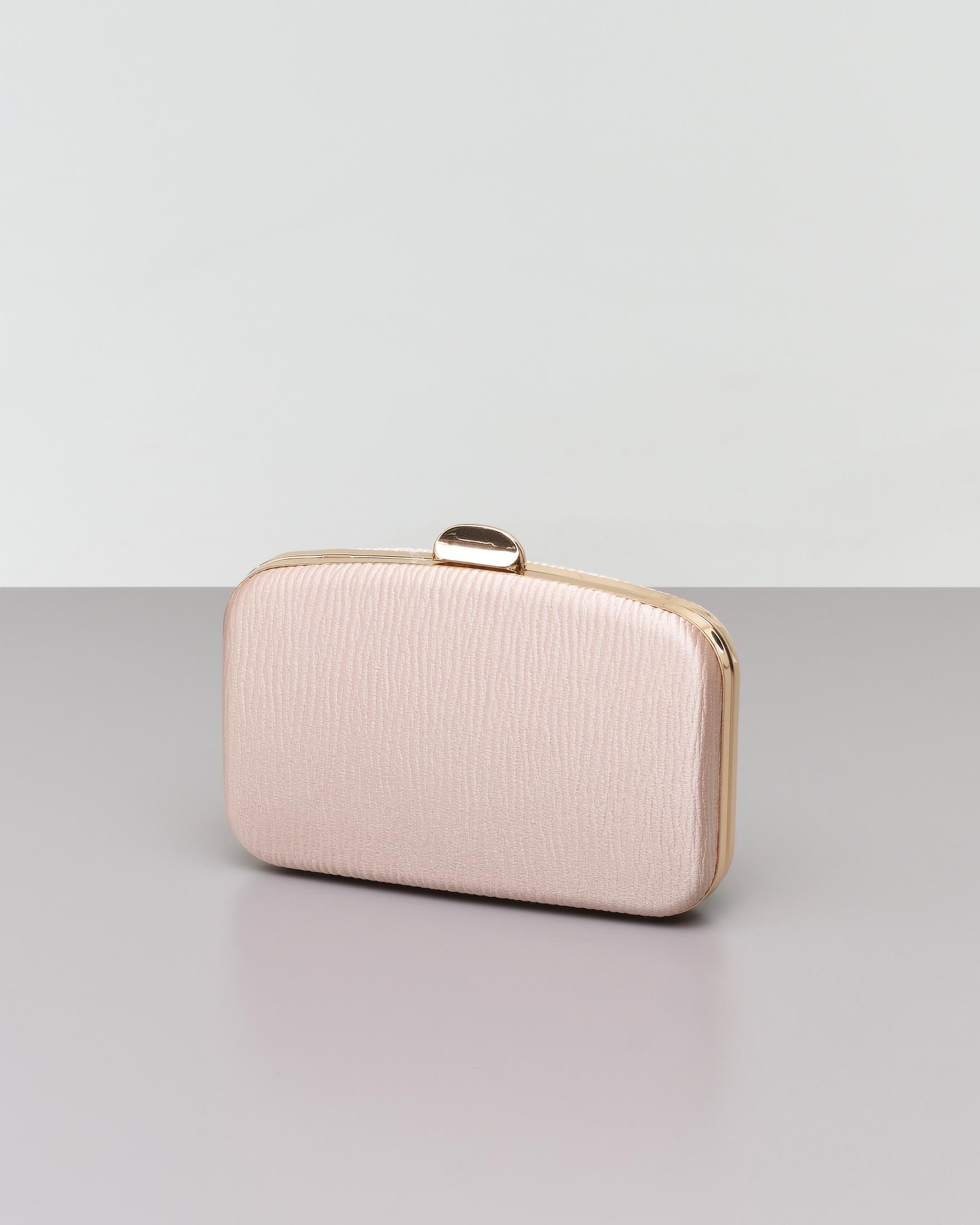 Clutch rigida color champagne in tessuto goffrato con profili e chiusura scatto in metallo dorato