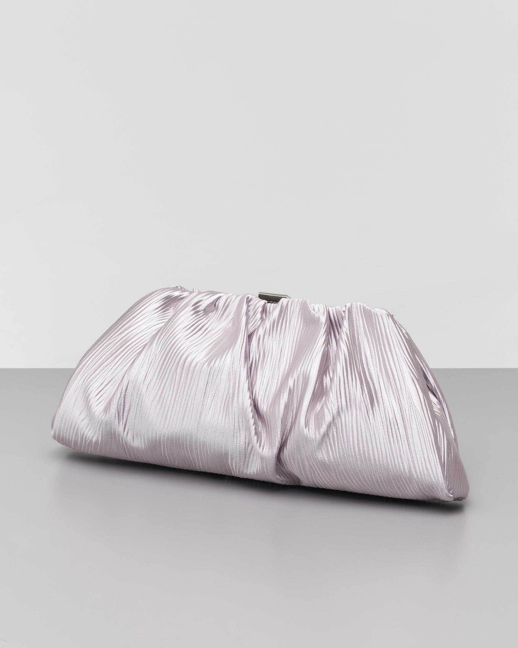 Borsa a mano color argento in raso goffratto con chiusura a scatto in metallo tono su tono