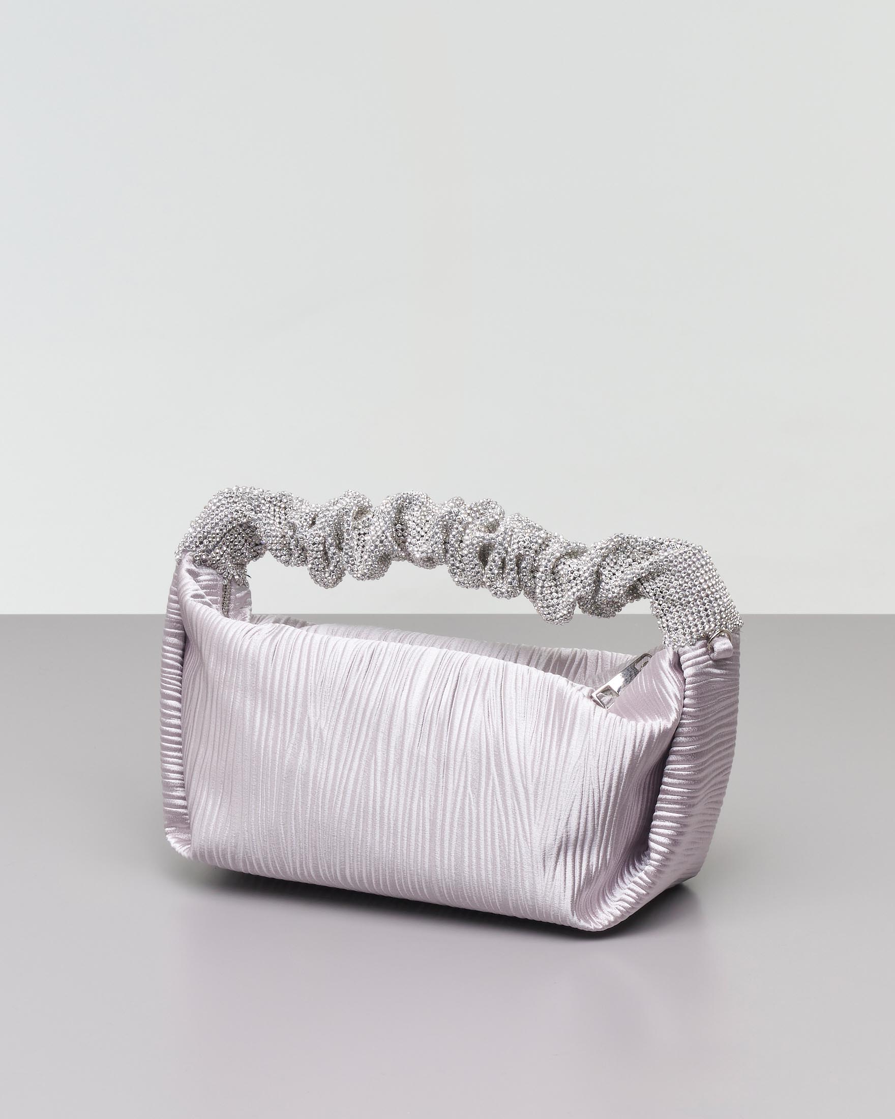Borsa mini a mano color argento in raso goffrato con manico rivestito in strass tono su tono