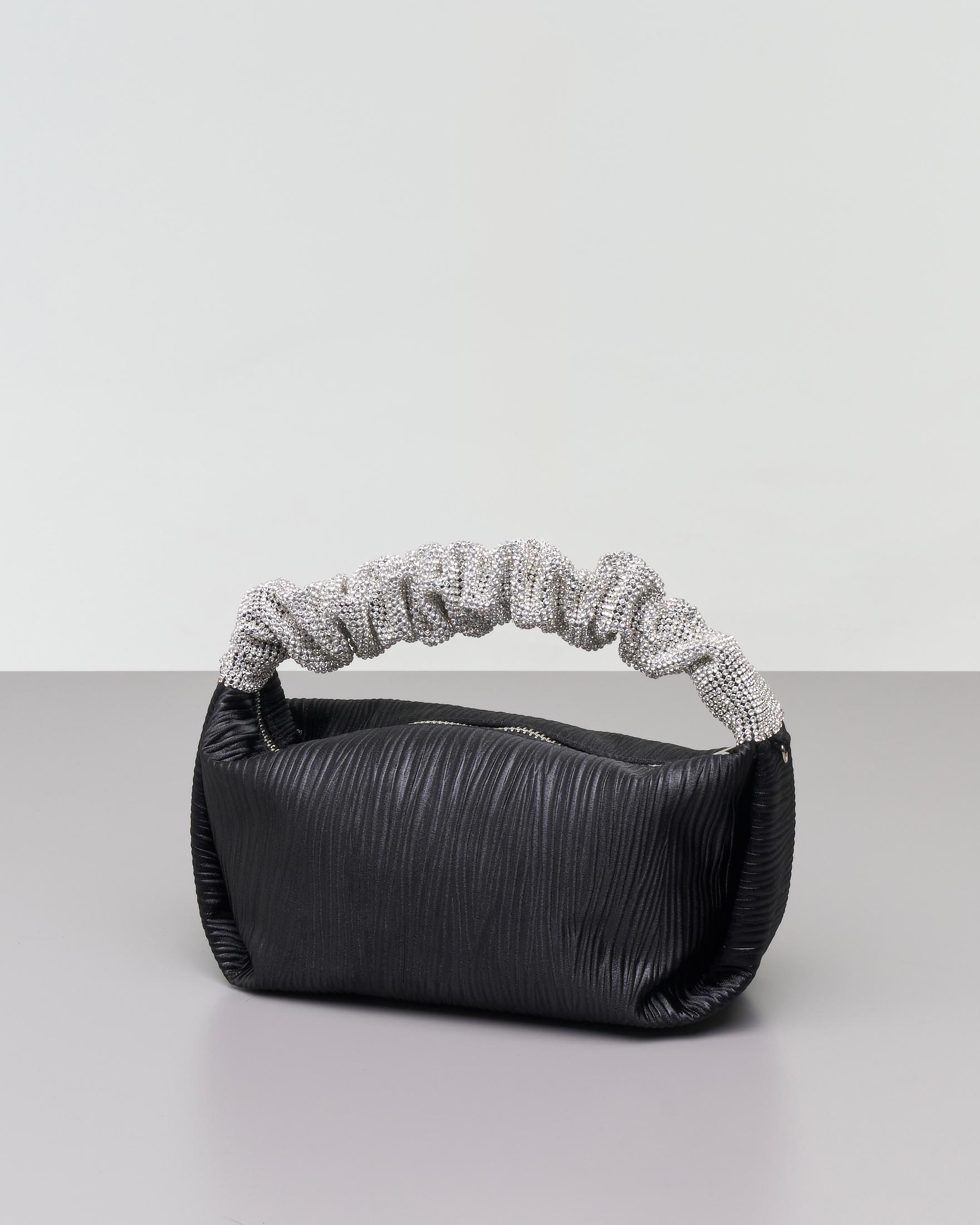 Borsa mini a mano nera in raso goffrato con manico rivestito in