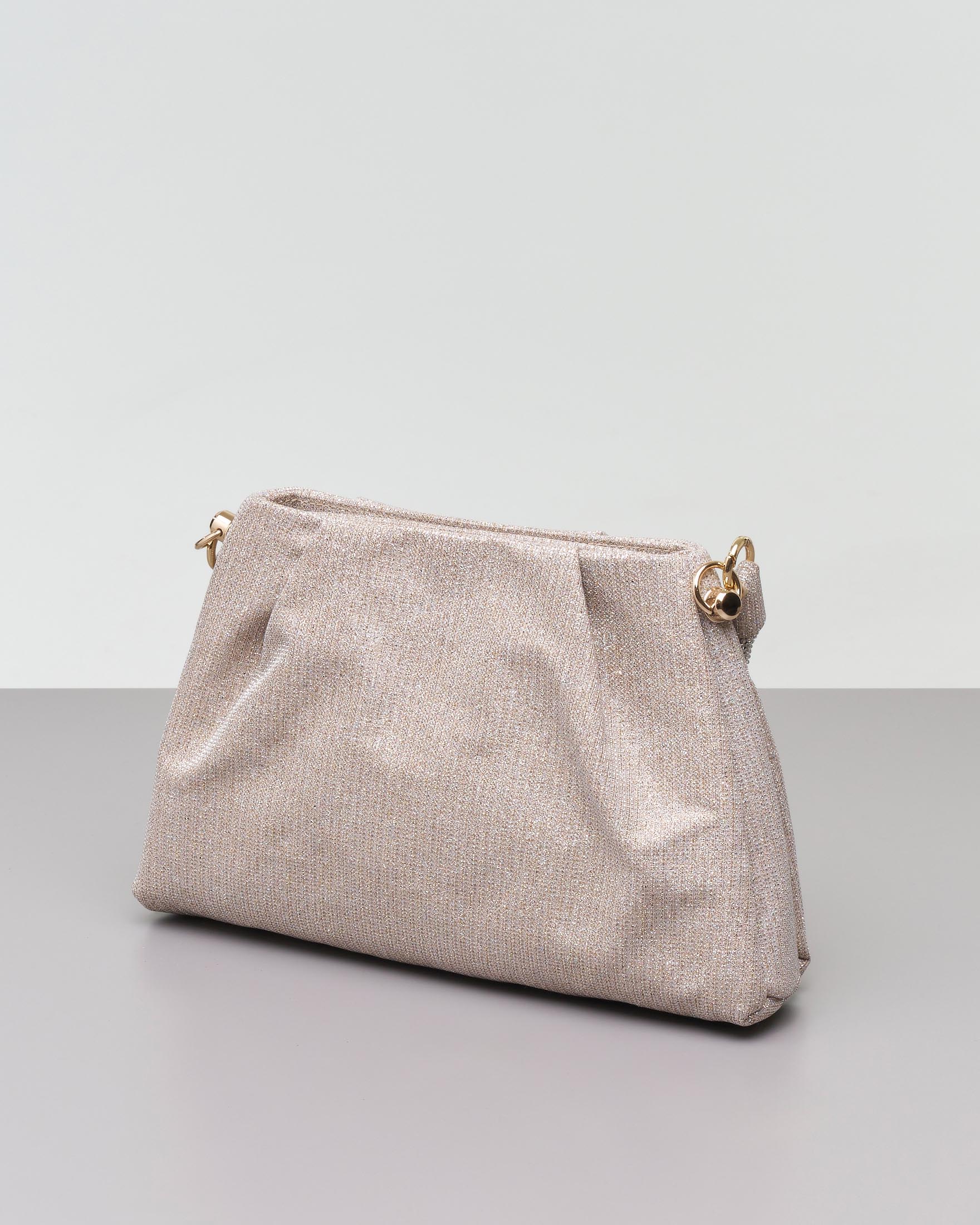 Borsa color platino in tessuto glitter con manico rivestito in strass argento