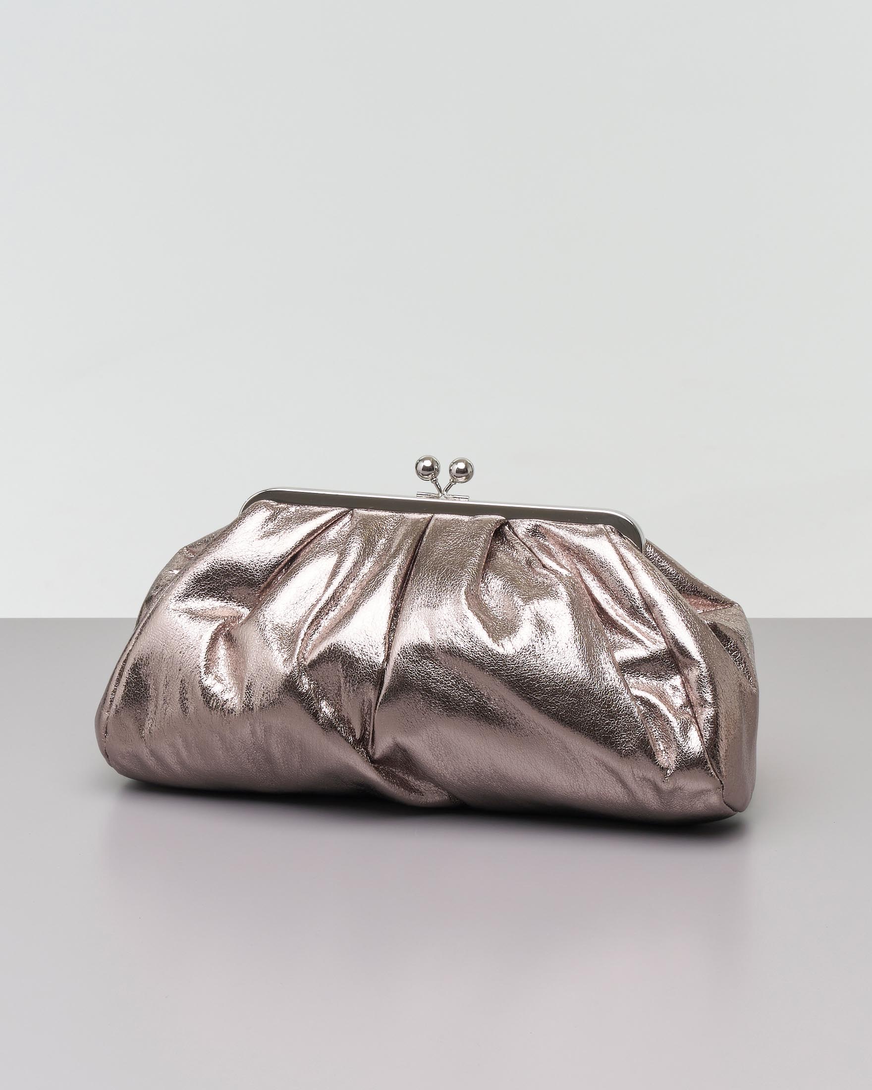 Clutch color peltro in similpelle effetto laminato con chiusura in metallo a sfere a scatto