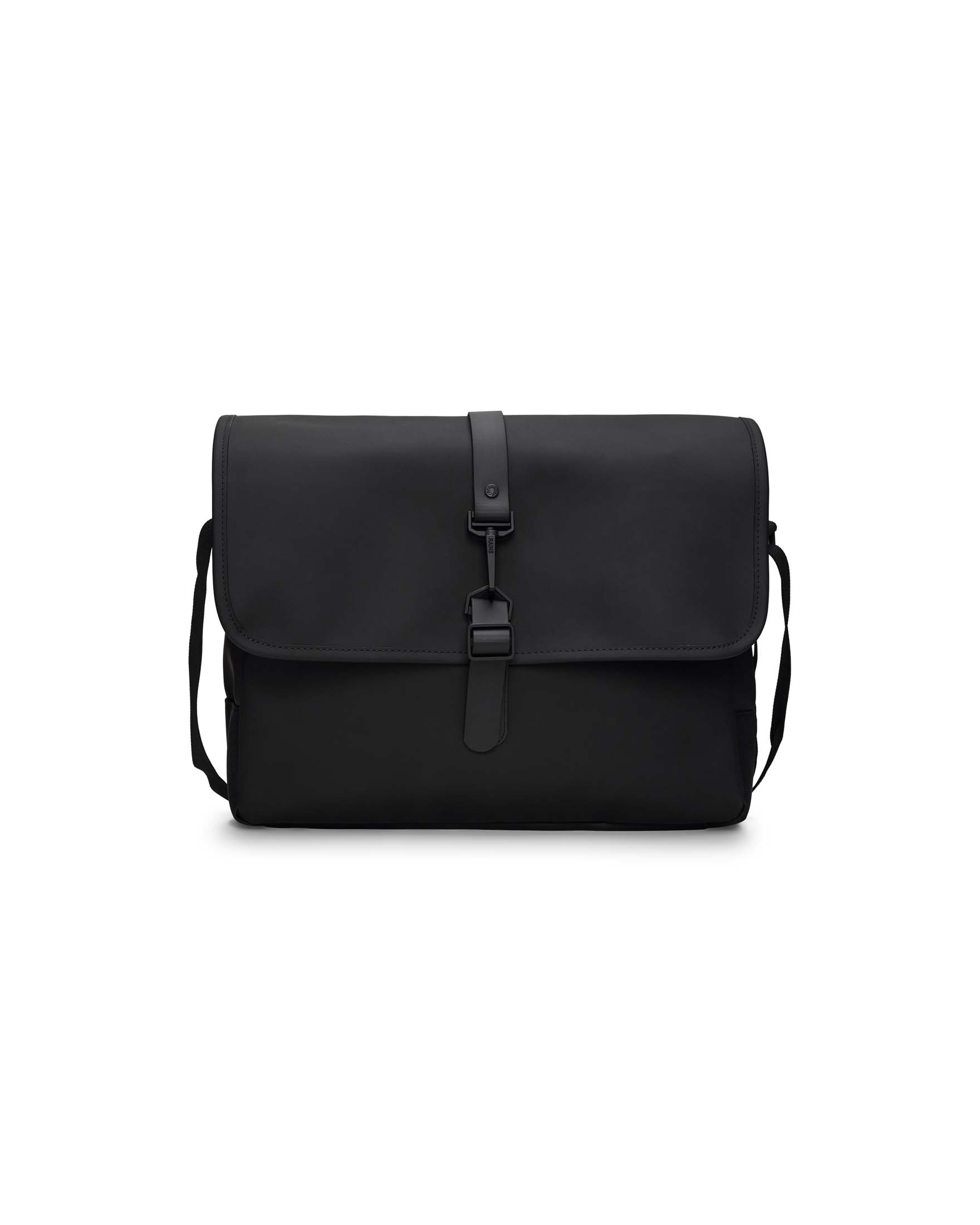 Messenger bag Rains nera in tessuto tecnico impermeabile effetto gommato con chiusura a moschettone sulla patta e tracolla removibile