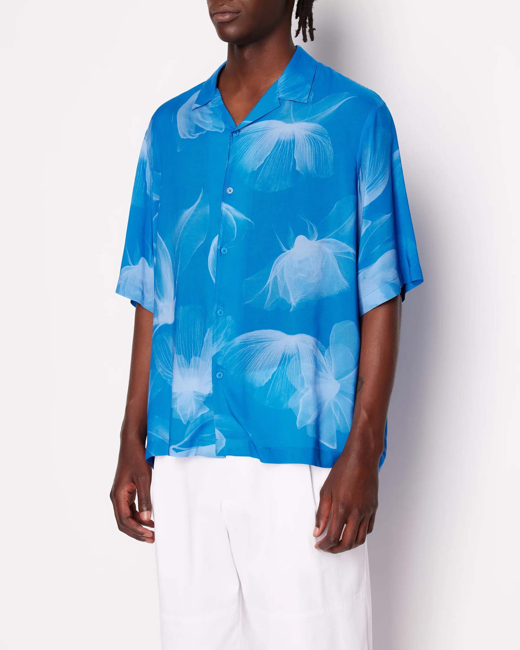 Camicia celeste boxy-fit a mezze maniche in popeline stretch di viscosa a fantasia floreale