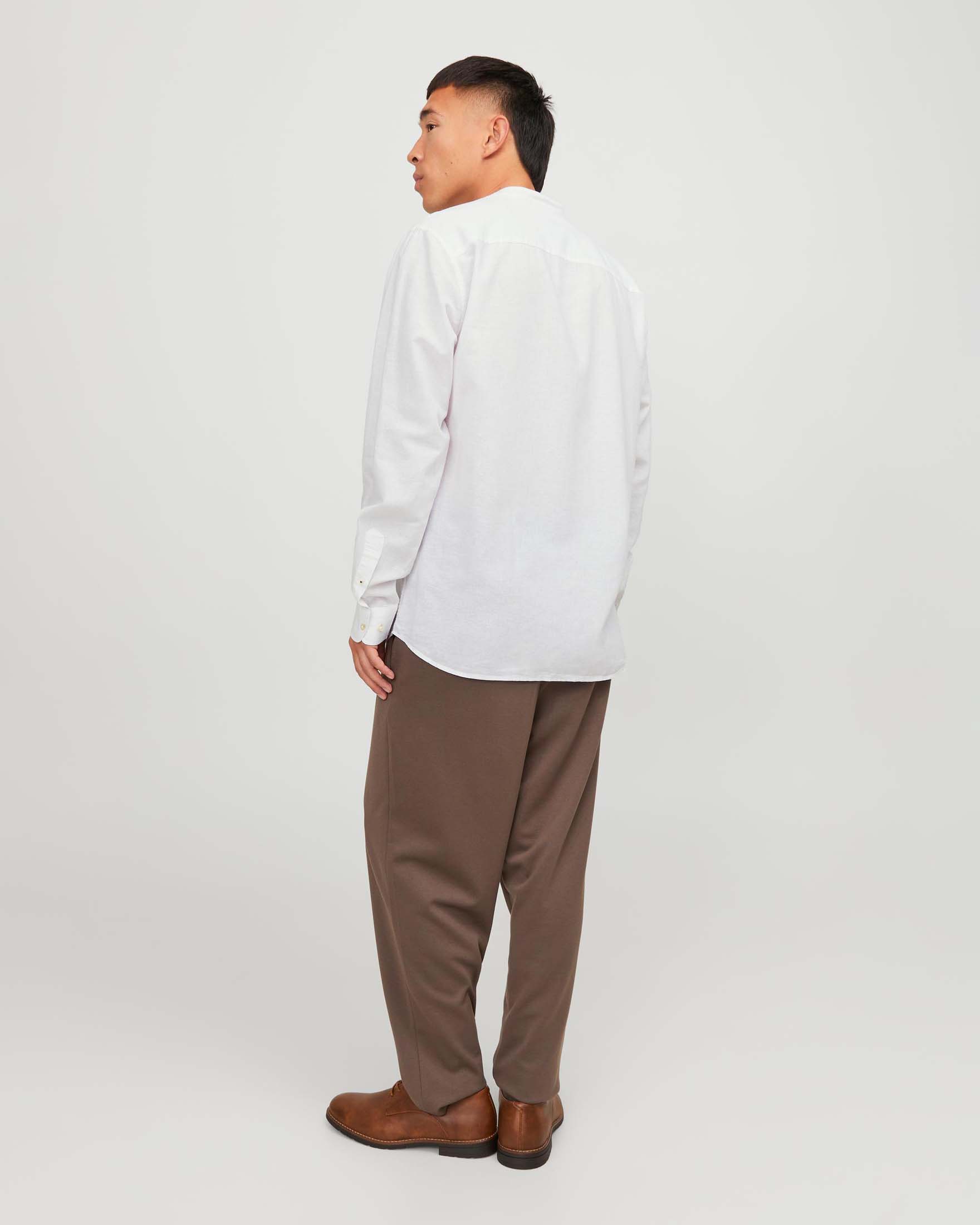 Camicia bianca in cotone e lino comfort-fit con colletto alla coreana image