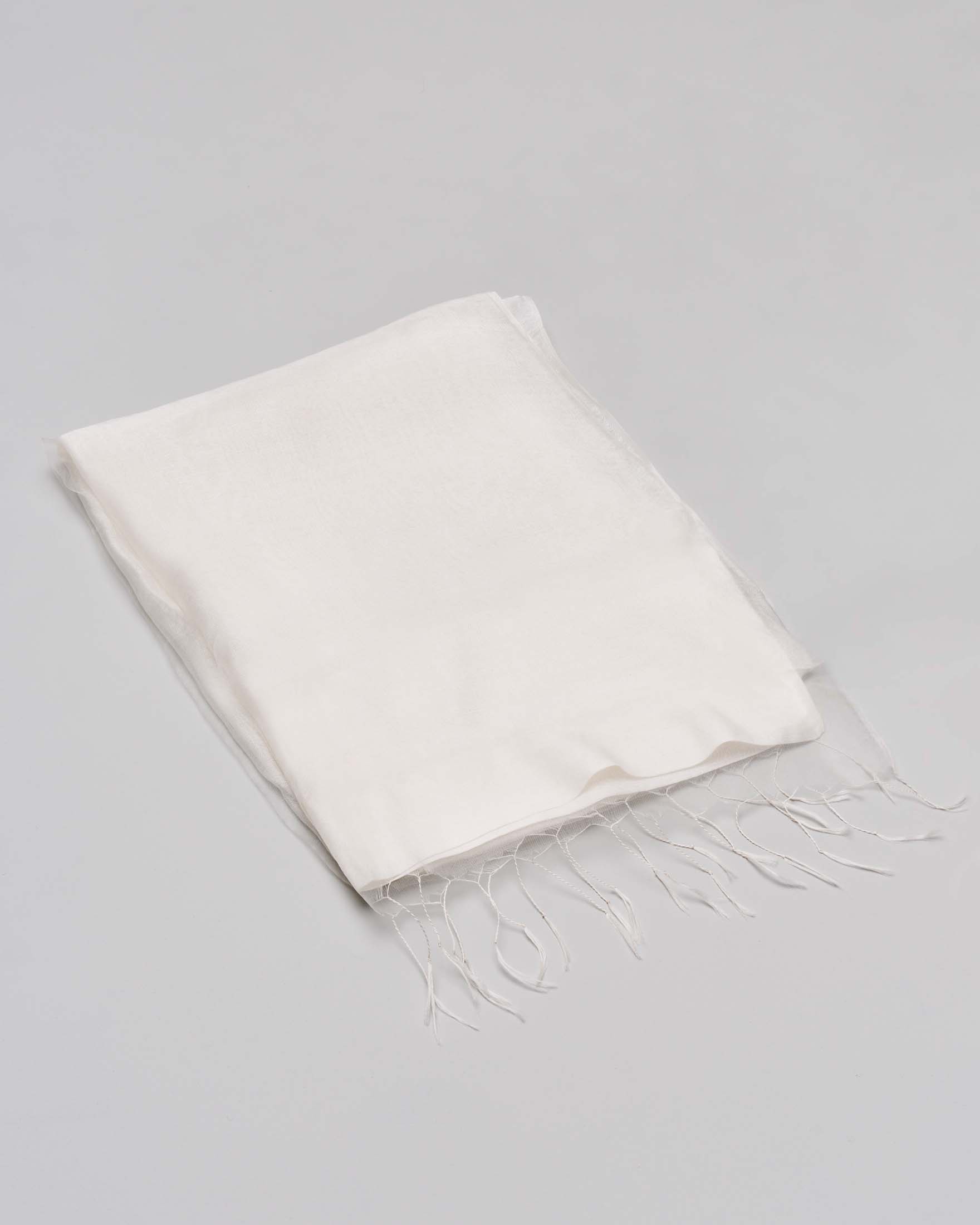 Stola bianca in georgette con frangette e riquadro in doppio tessuto al fondo