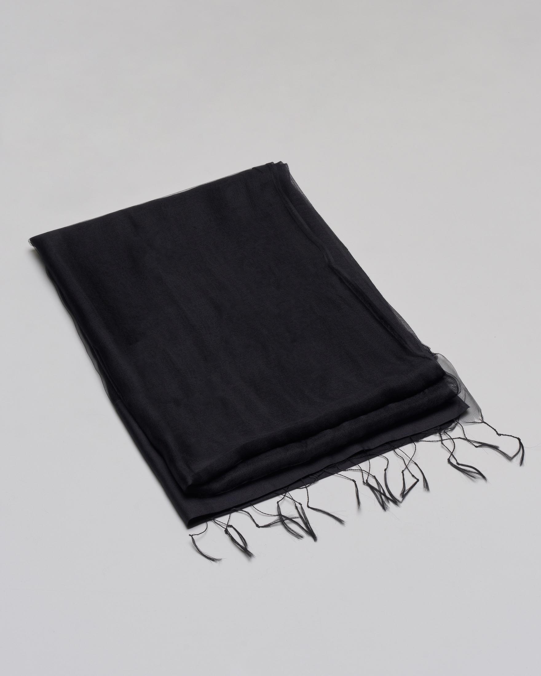 Stola nera in georgette con frangette e riquadro in doppio tessuto al fondo