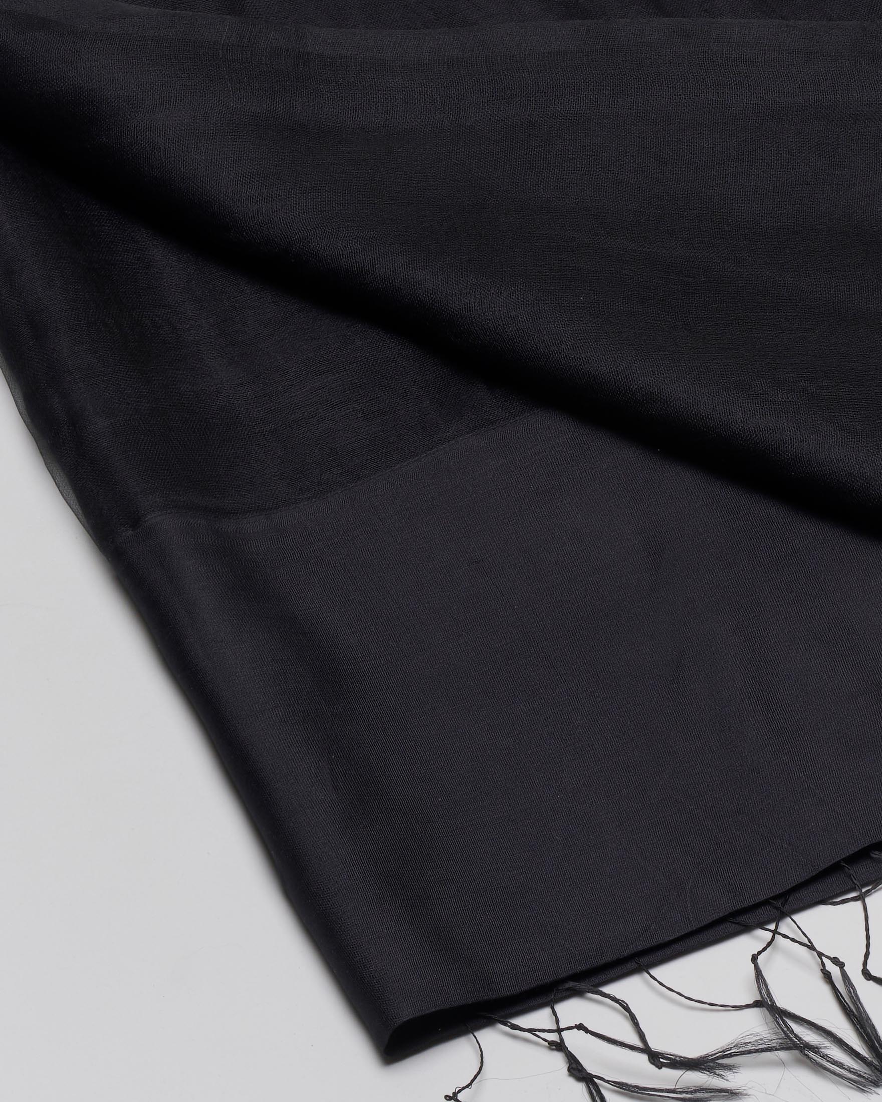 Stola nera in georgette con frangette e riquadro in doppio tessuto al fondo image