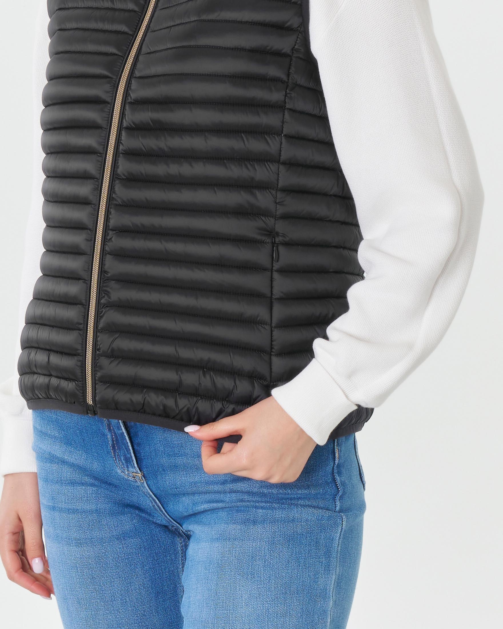 Gilet nero a imbottitura orizzontale e con colletto in piedi image