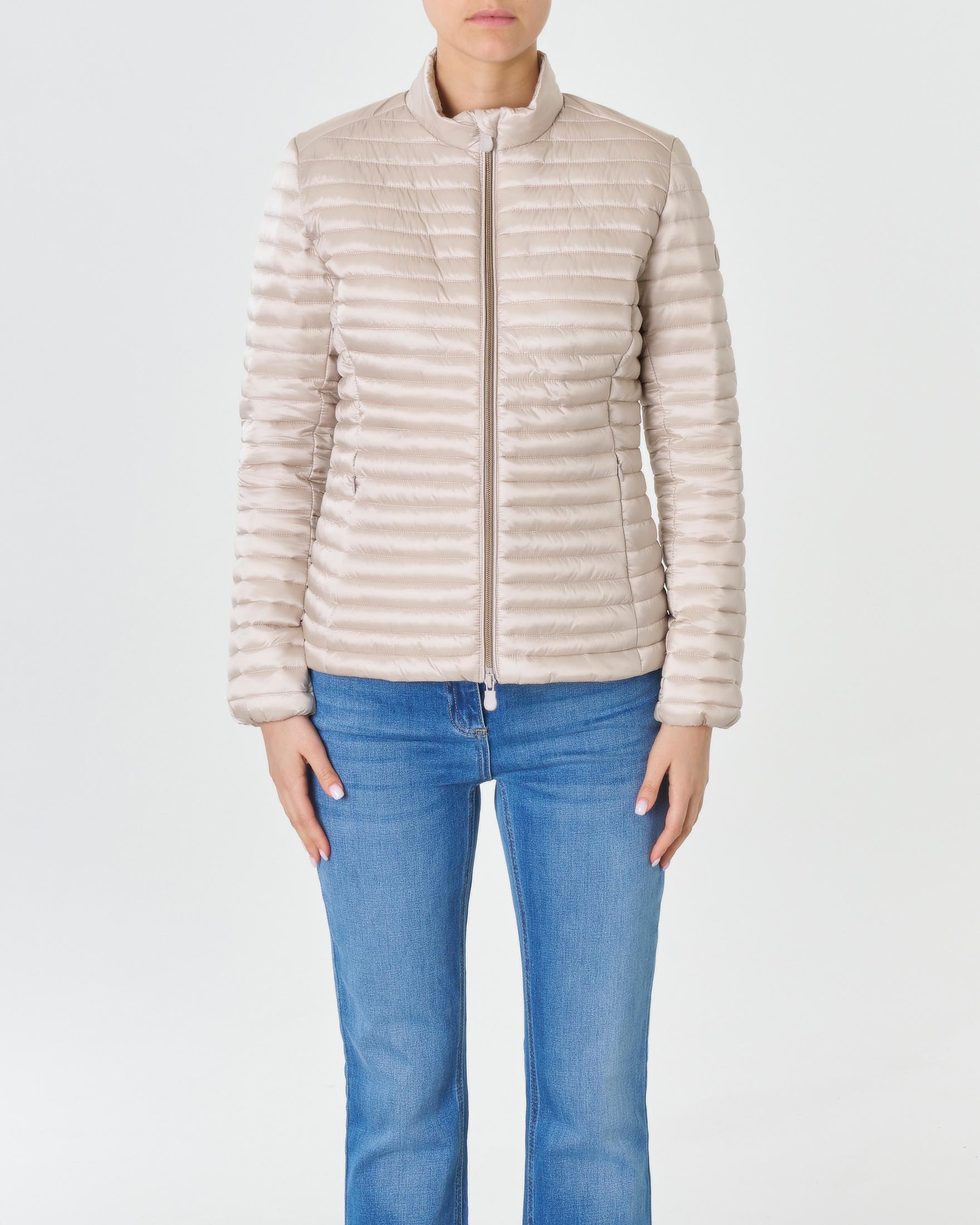 Piumino leggero beige modello Andreina dalla linea sfiancata in tessuto effetto raso con colletto alla coreana