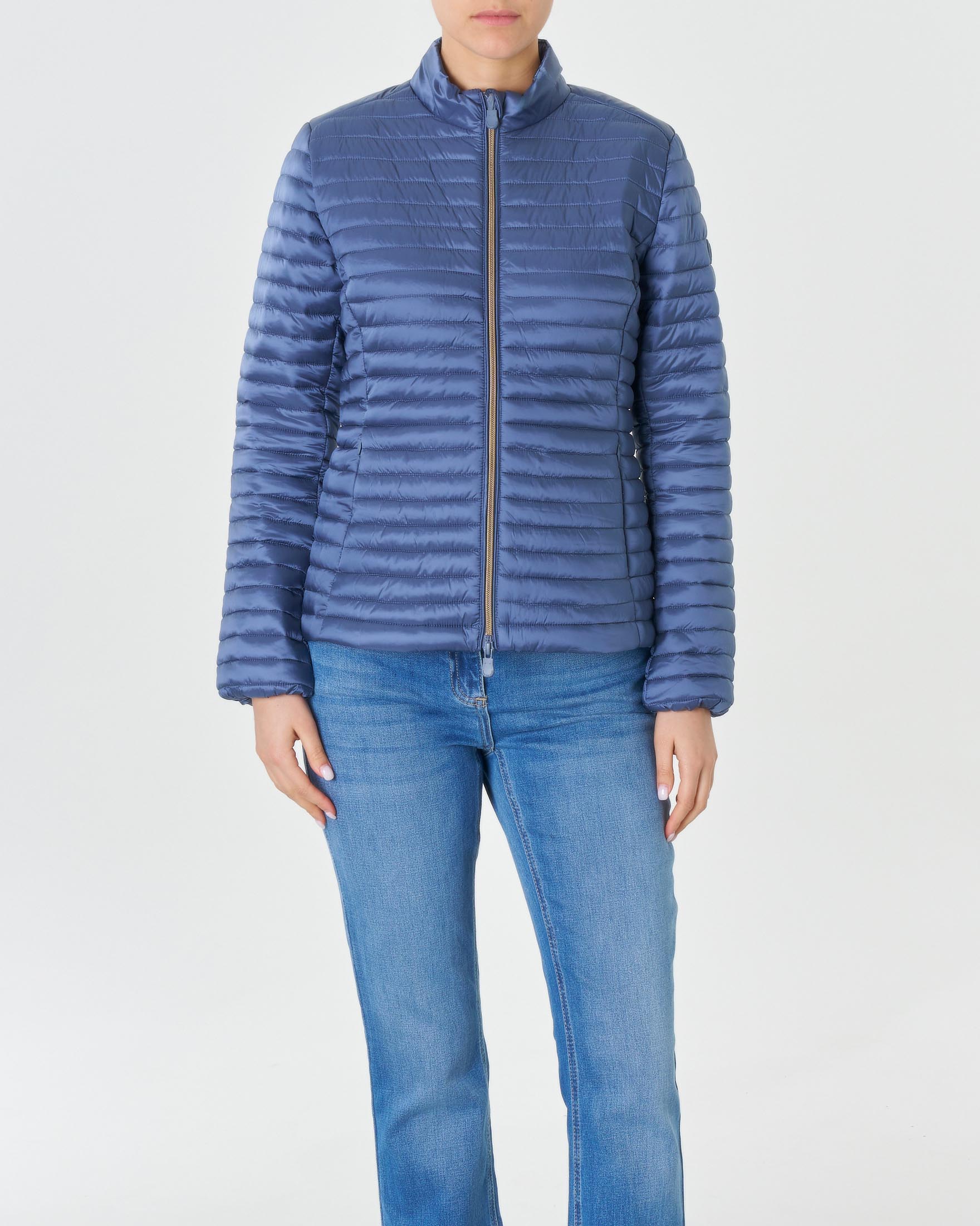 Piumino leggero color avio modello Andreina dalla linea sfiancata in tessuto effetto raso con colletto alla coreana