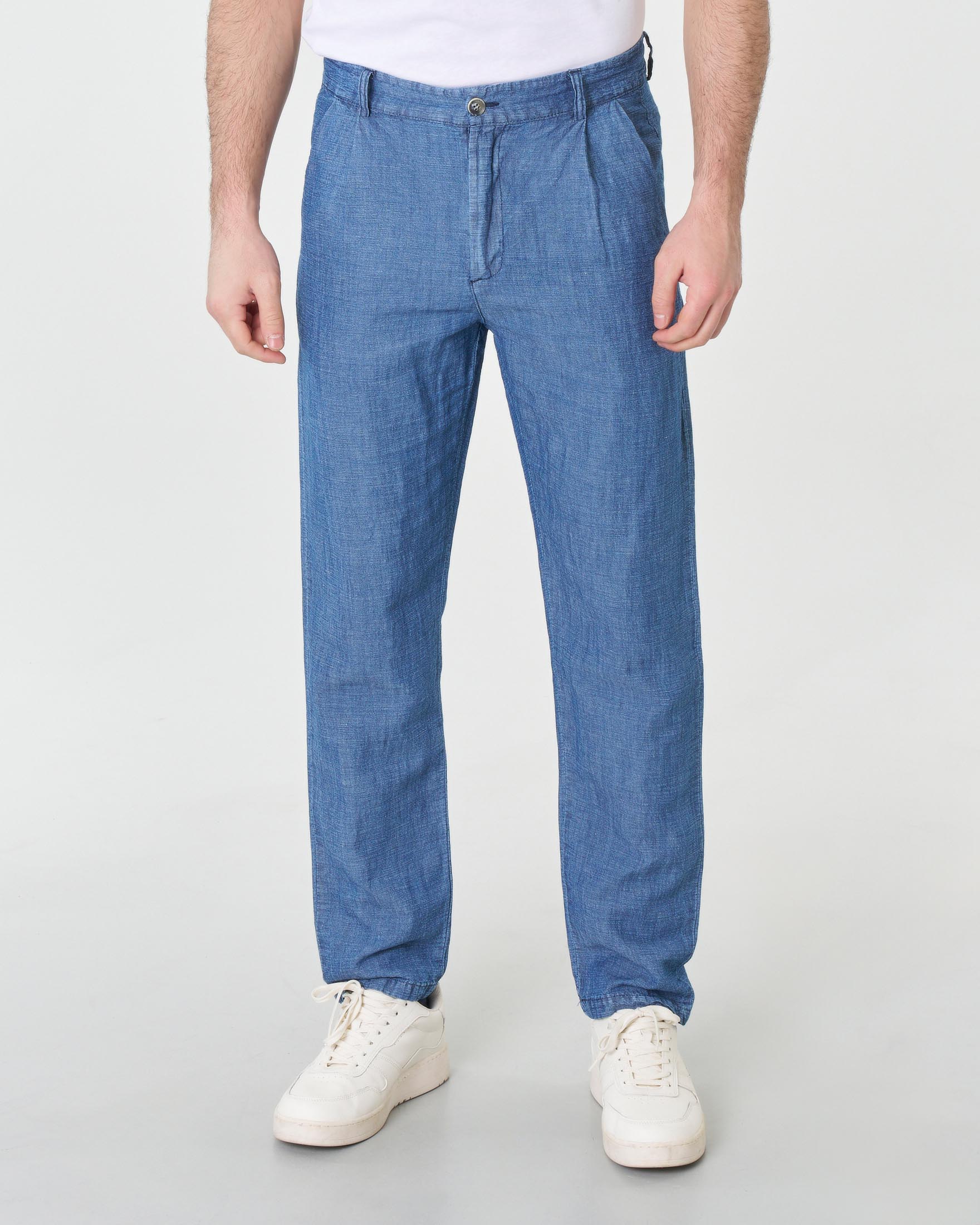 Pantalone chino blu indaco in misto lino e cotone con pinces