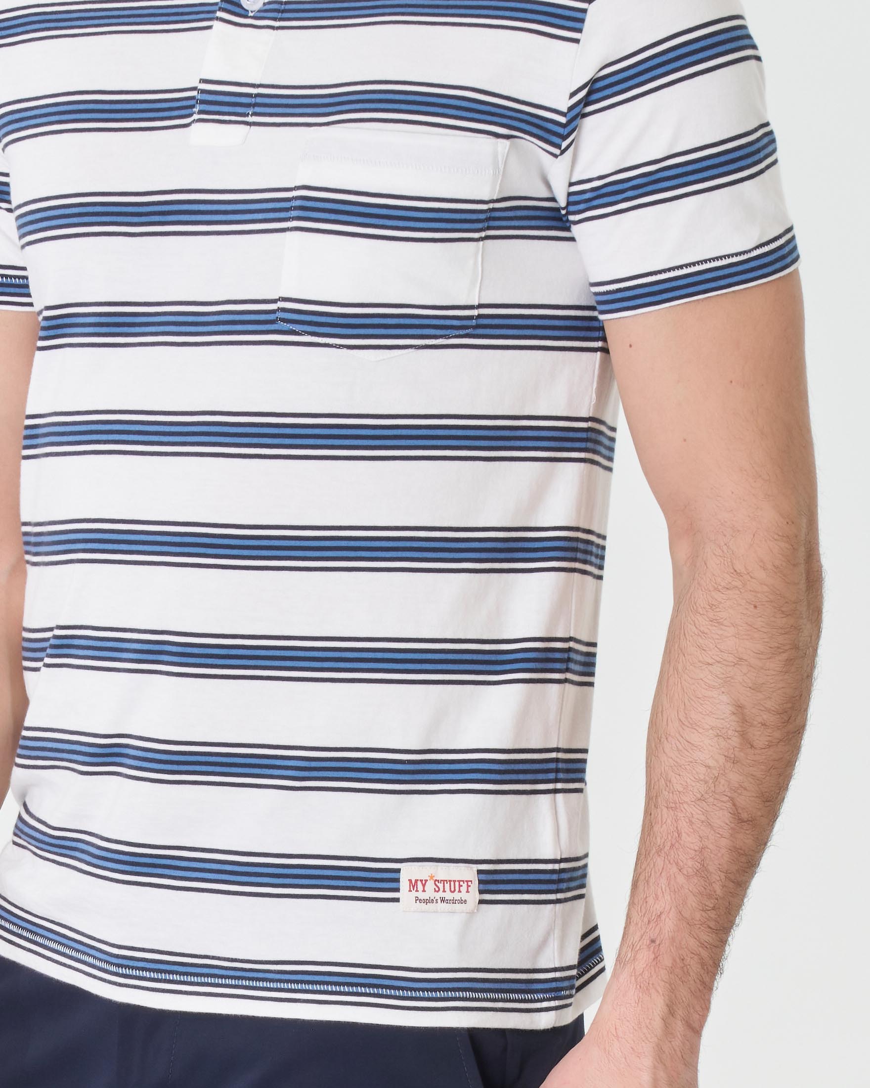 Polo bianca mezza manica in pima cotton a righette azzurre con taschino image