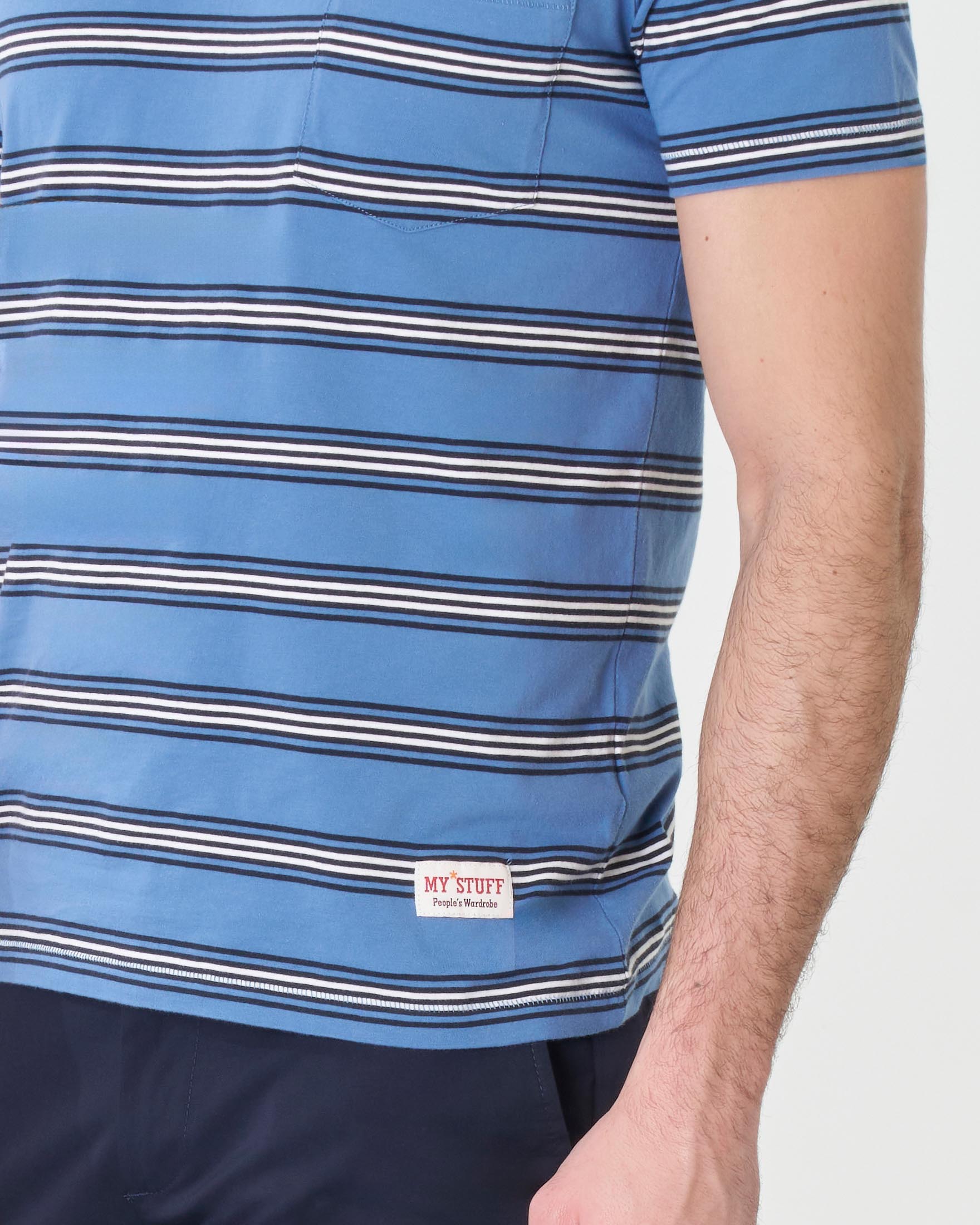 Polo blu indaco mezza manica in pima cotton a righette bianche con taschino image