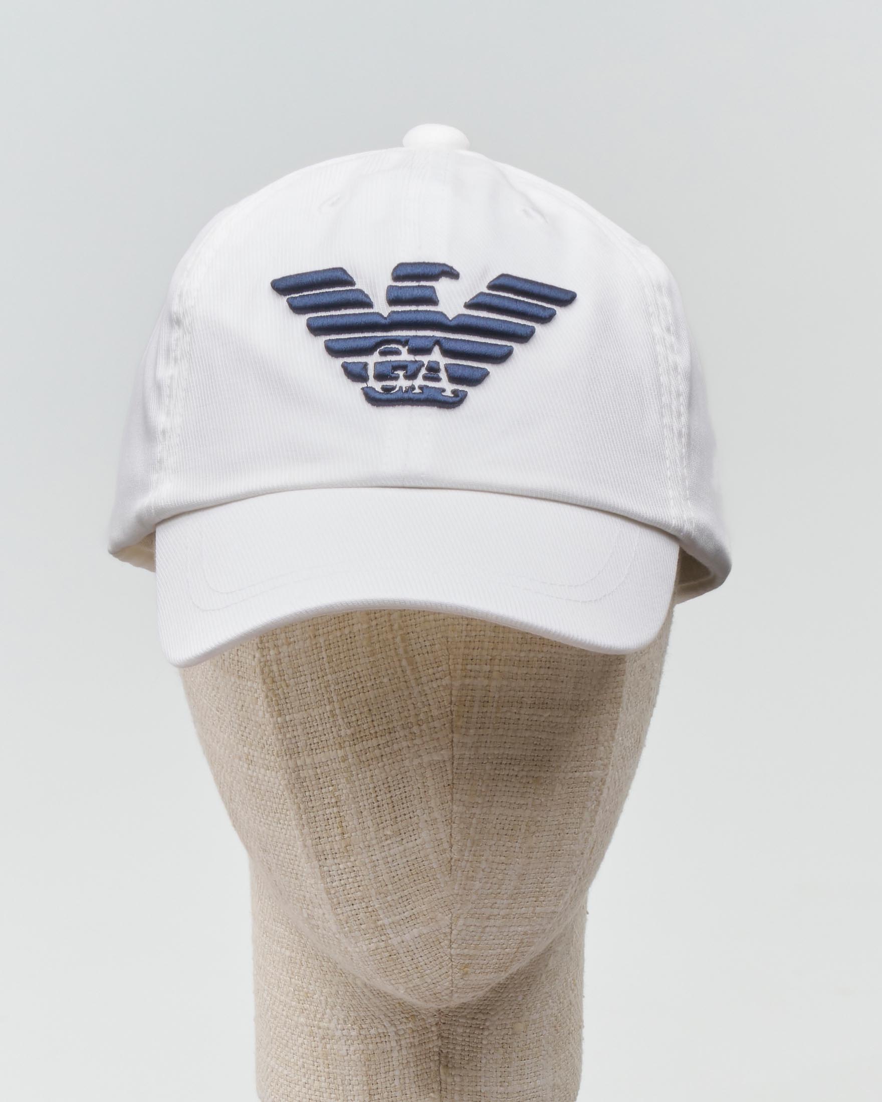 Berretto bianco Emporio Armani Junior in cotone con frontino e logo aquila blu in rilievo davanti  image