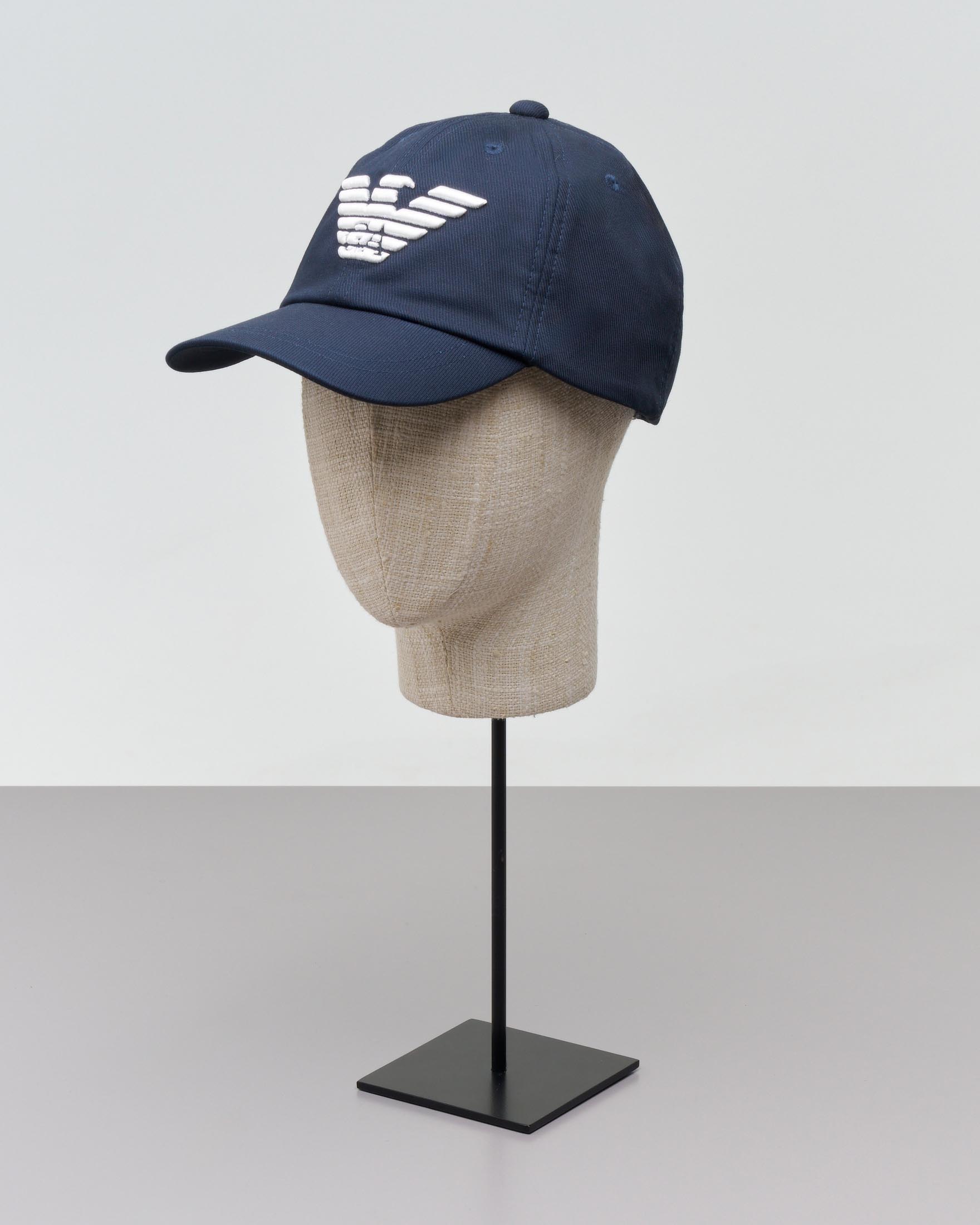 Berretto blu Emporio Armani Junior in cotone con frontino e logo aquila blu in rilievo davanti