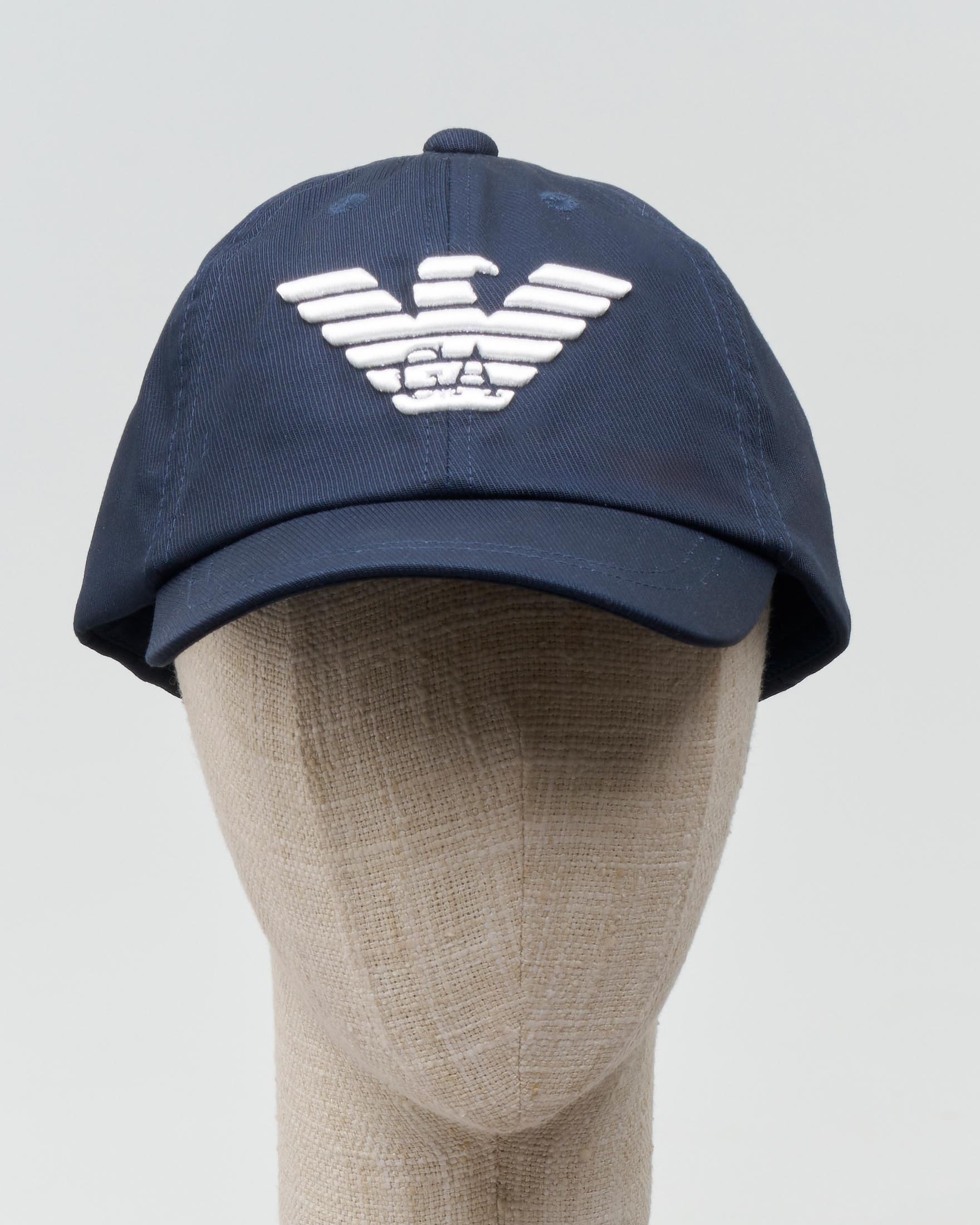Berretto blu Emporio Armani Junior in cotone con frontino e logo aquila blu in rilievo davanti image