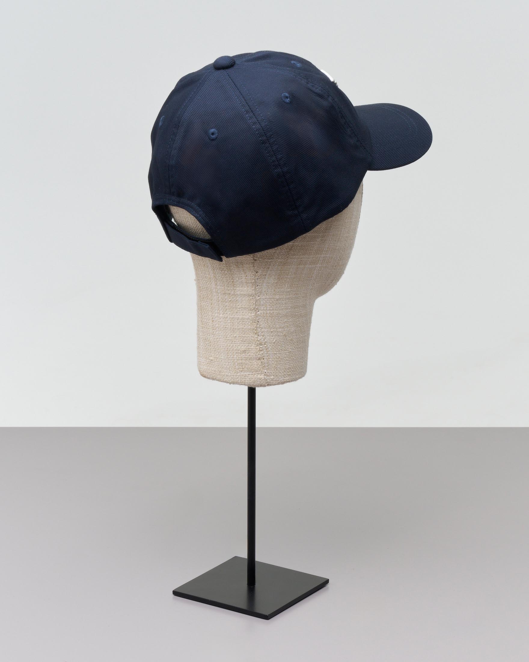 Berretto blu Emporio Armani Junior in cotone con frontino e logo aquila blu in rilievo davanti