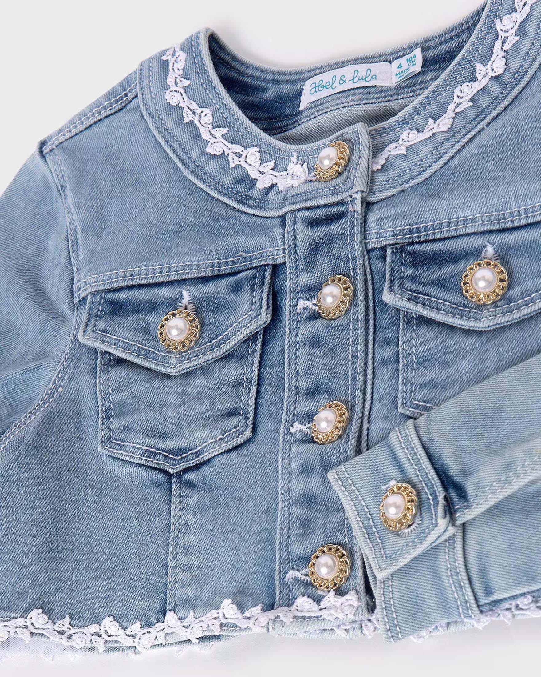 Giubbino cropped in jeans di cotone stretch a lavaggio chiaro con ricami e fiocco in organza bianco  image