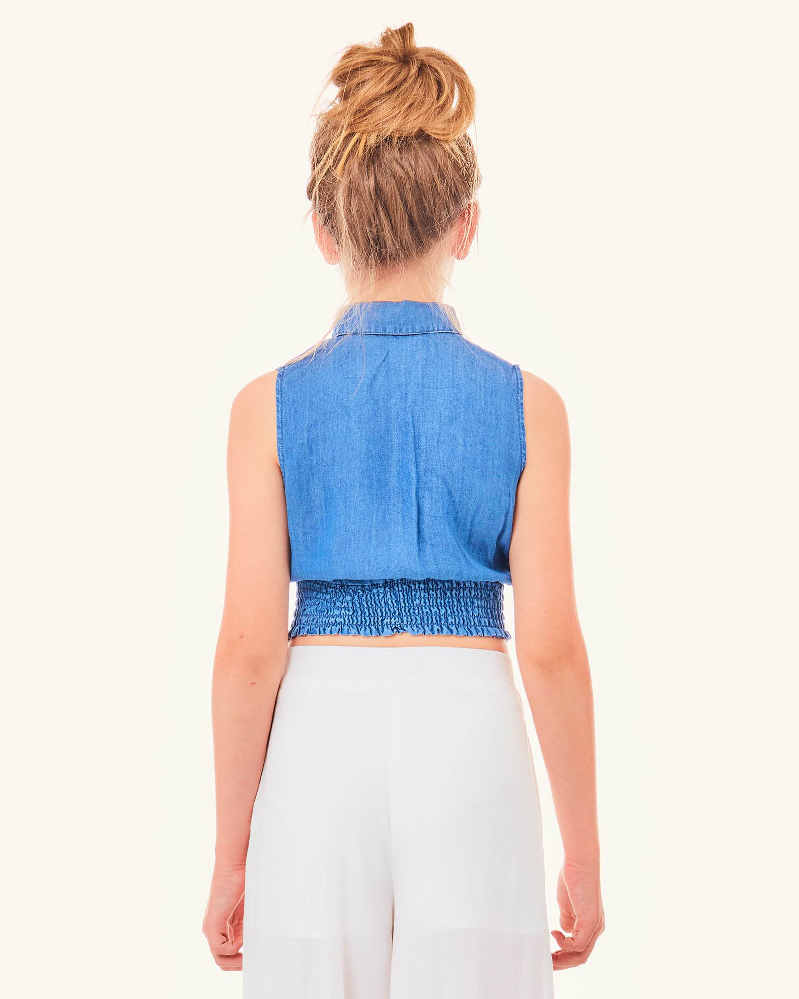 Camicietta senza maniche in denim con dettagliio punto smock e tasche image