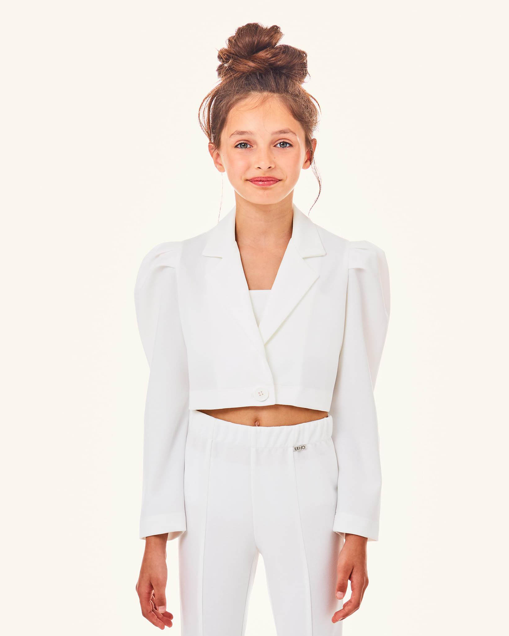 Blazer monopetto bianco cropped in crêpe con maniche a palloncino