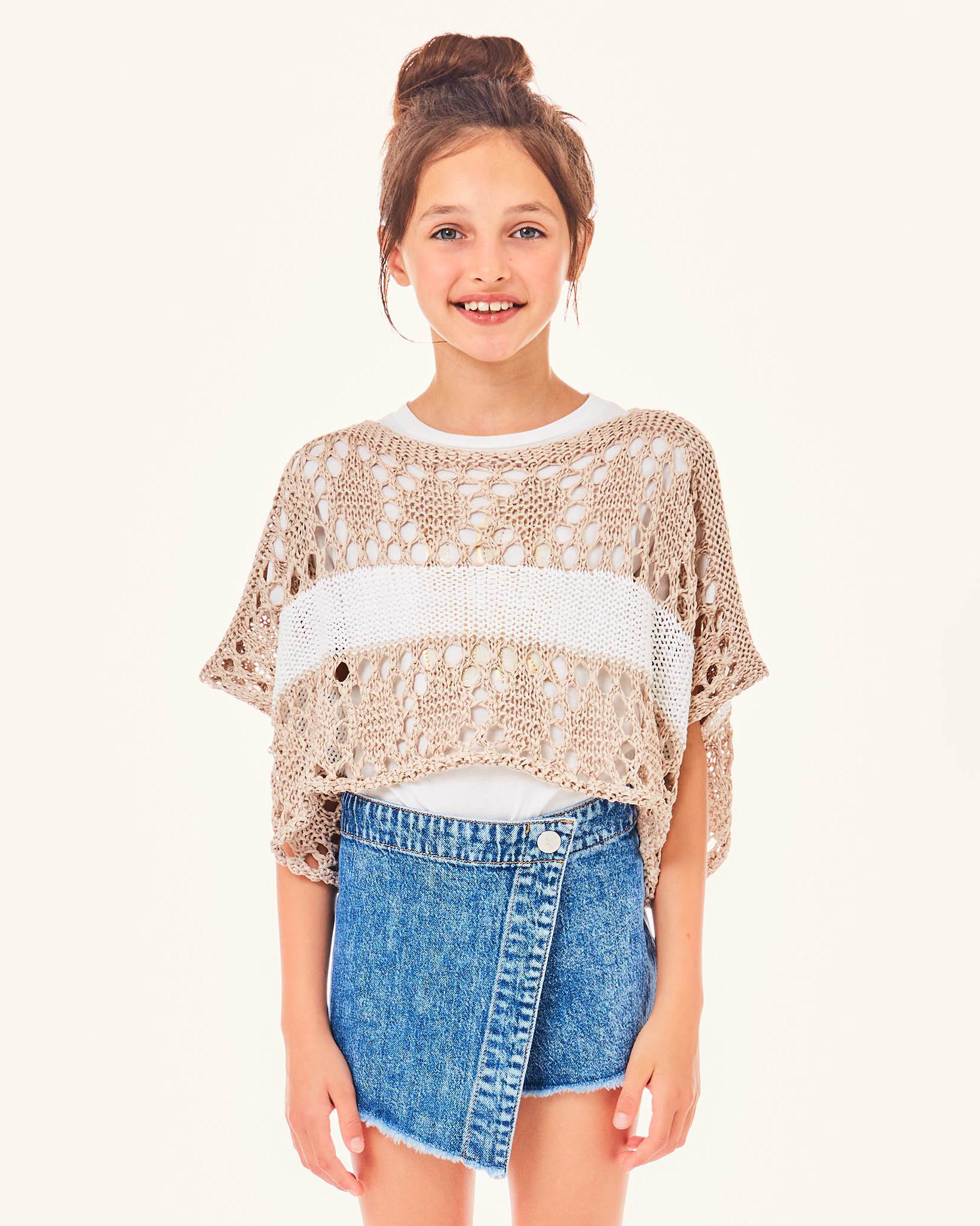Maglia sabbia e bianca cropped traforata con maniche a pipistrello