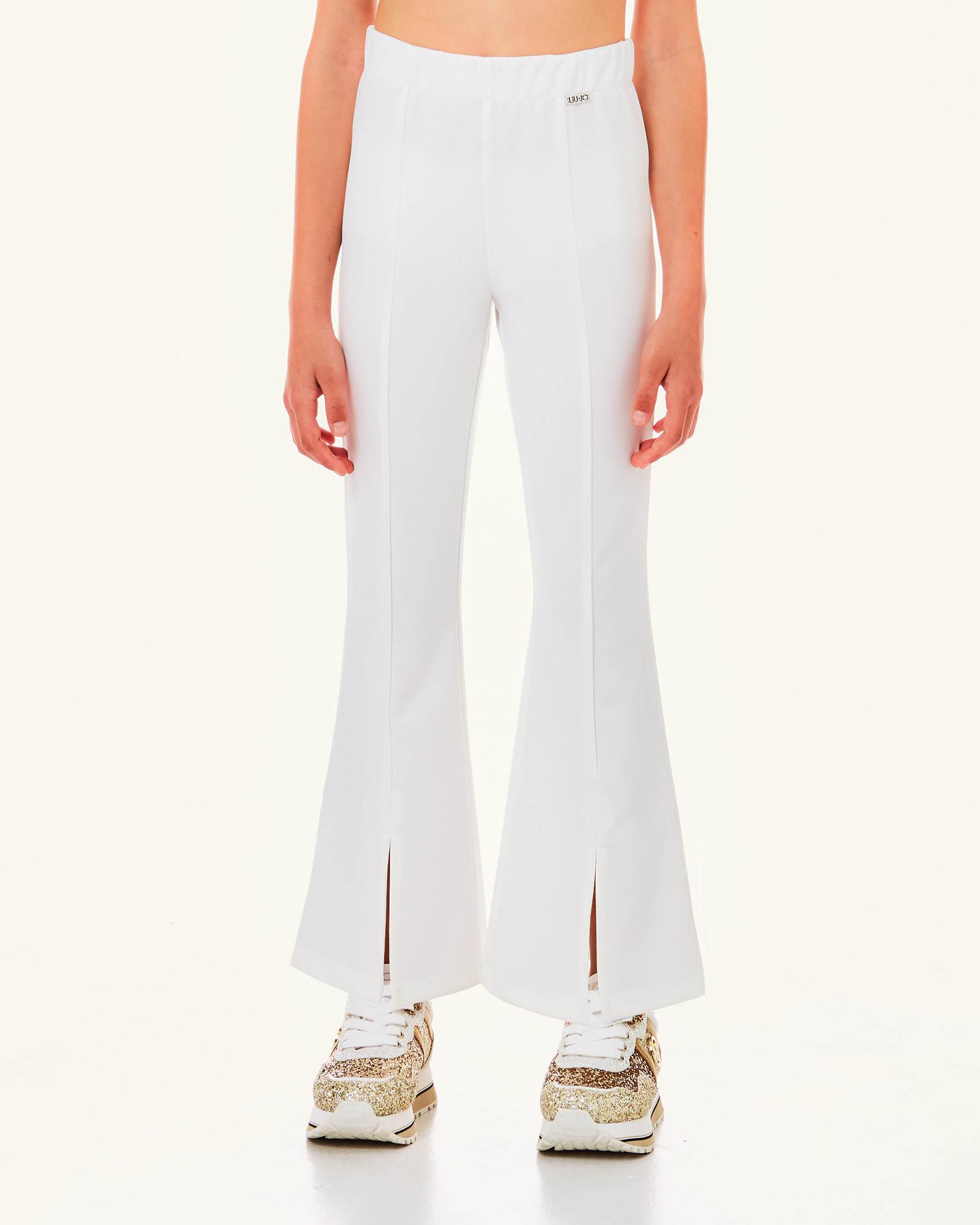 Pantalone flare bianco in crêpe stretch con pinces sul davanti e orli con spacchi