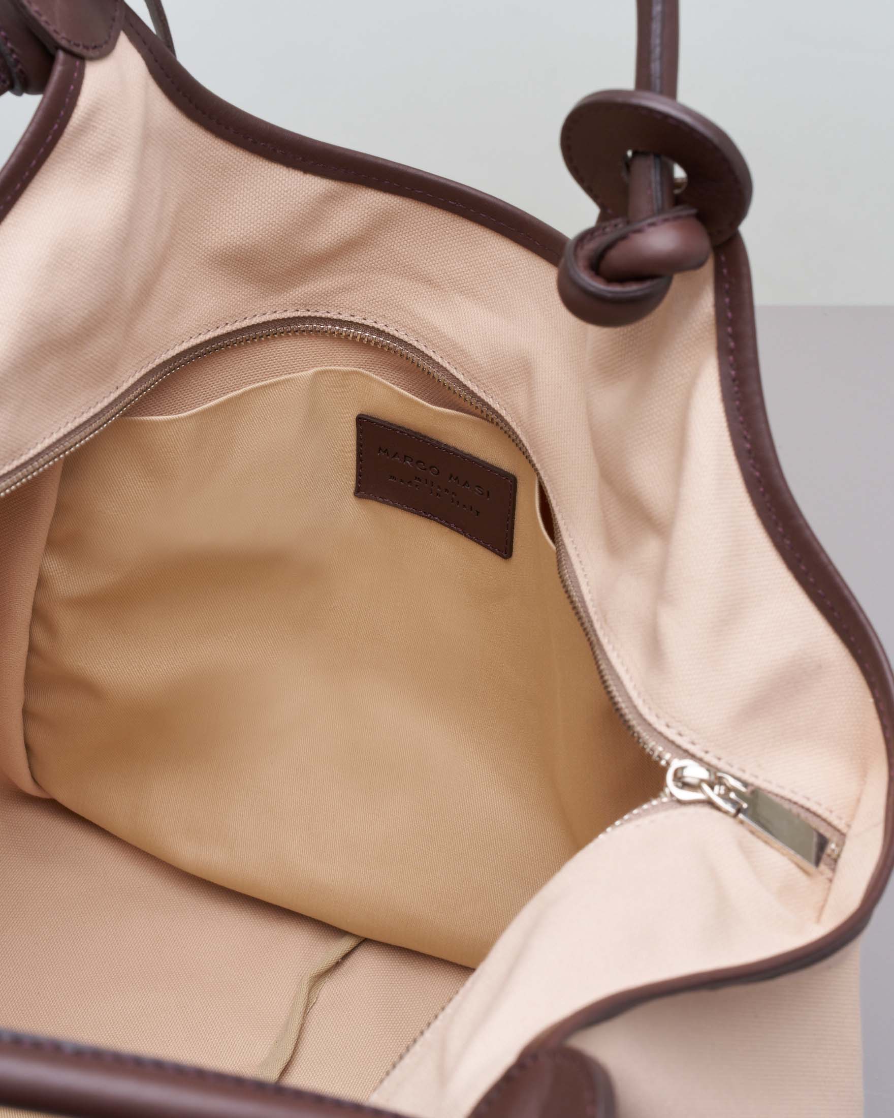Borsa a spalla in canvas Marco Masi color ecrù con profili in pelle testa di moro e manici con nodi image