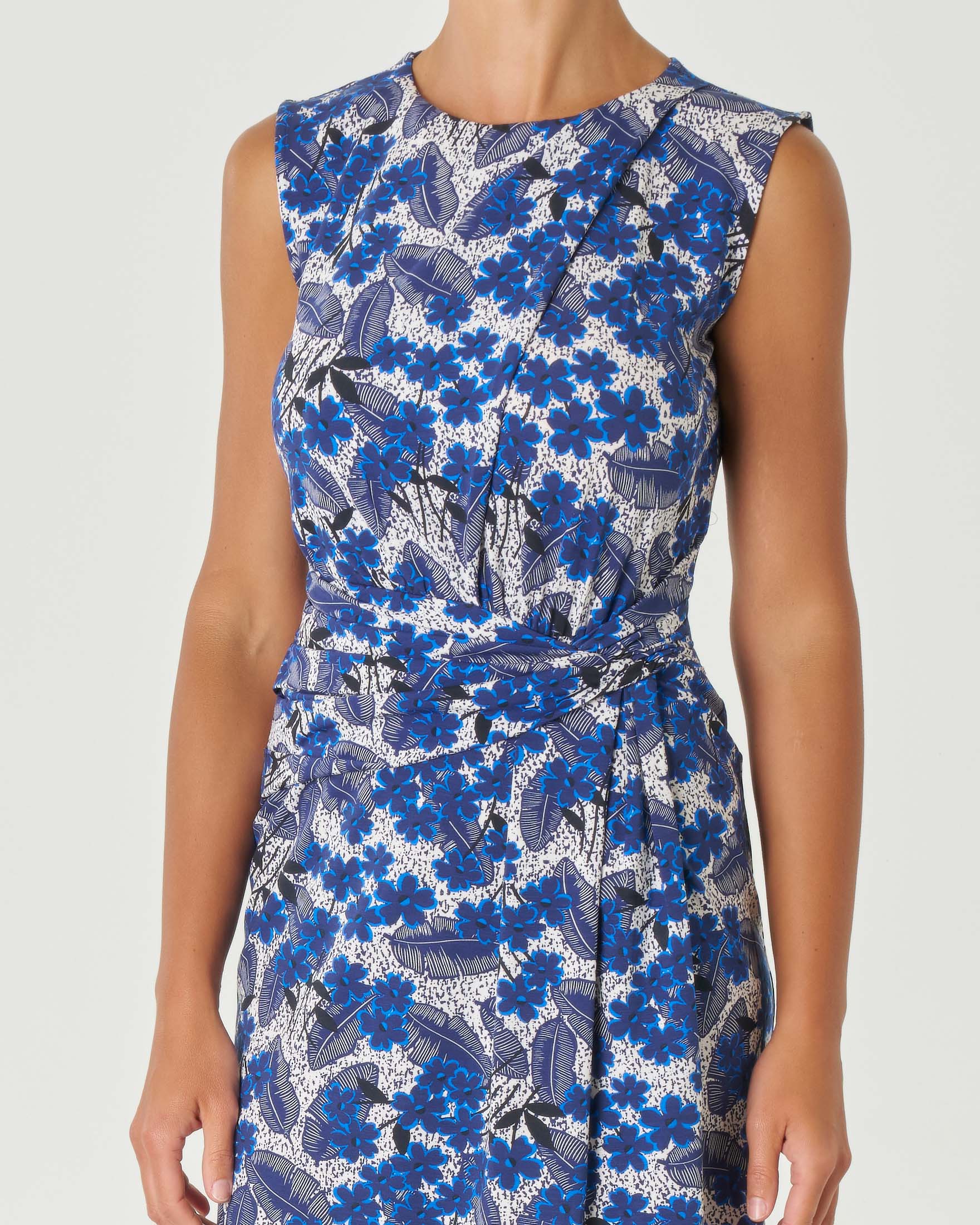 Abito corto senza maniche bianco e blu in lyocell stretch a stampa batik con drappeggio in vita image